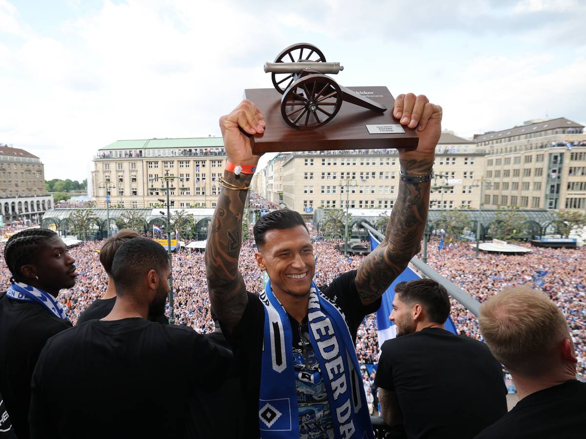 Hamburgs Davie Selke jubelt auf dem Balkon mit seiner kicker-Torjägerkanone als Bester Torschütze der 2. Bundesliga.