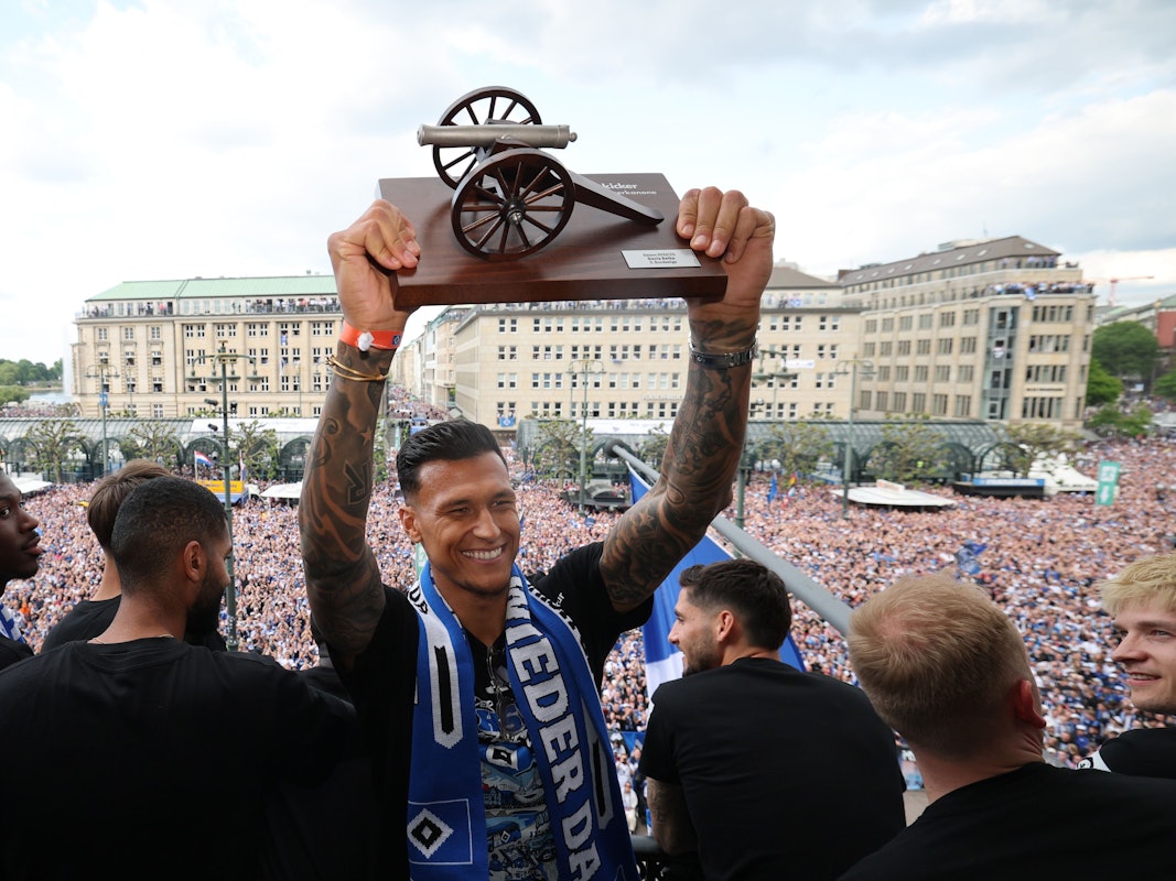 Hamburgs Davie Selke jubelt auf dem Balkon mit seiner kicker-Torjägerkanone als Bester Torschütze der 2. Bundesliga.