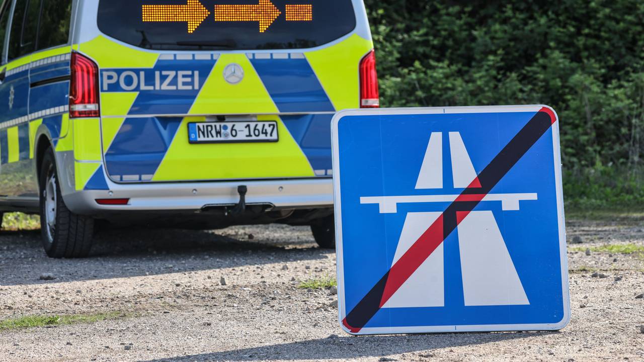 Ein Hinweisschild für eine gesperrte Autobahn vor einem Einsatzfahrzeug.