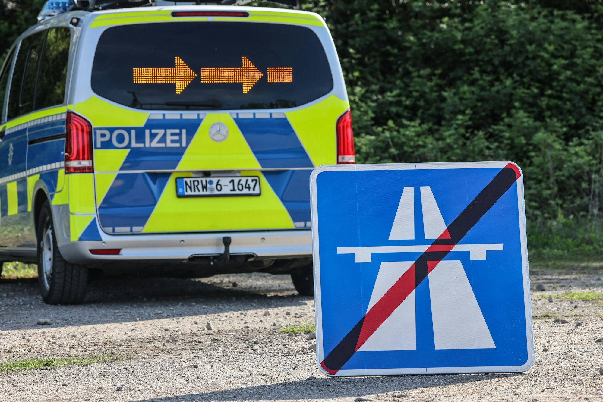 Ein Hinweisschild für eine gesperrte Autobahn vor einem Einsatzfahrzeug.