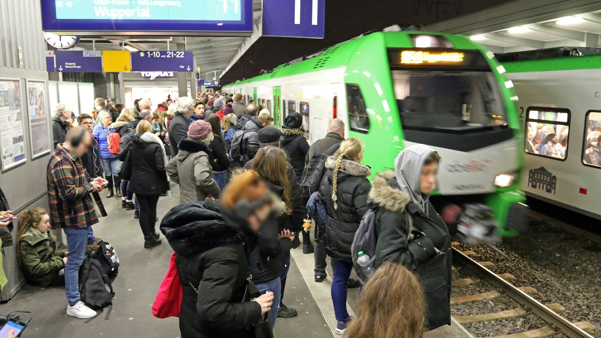 Ein Mann stürzte am S-Bahnhof Essen West zwischen Bahn und Gleis und verletzte sich schwer (unser Archivfoto zeigt den Essener Hauptbahnhof).