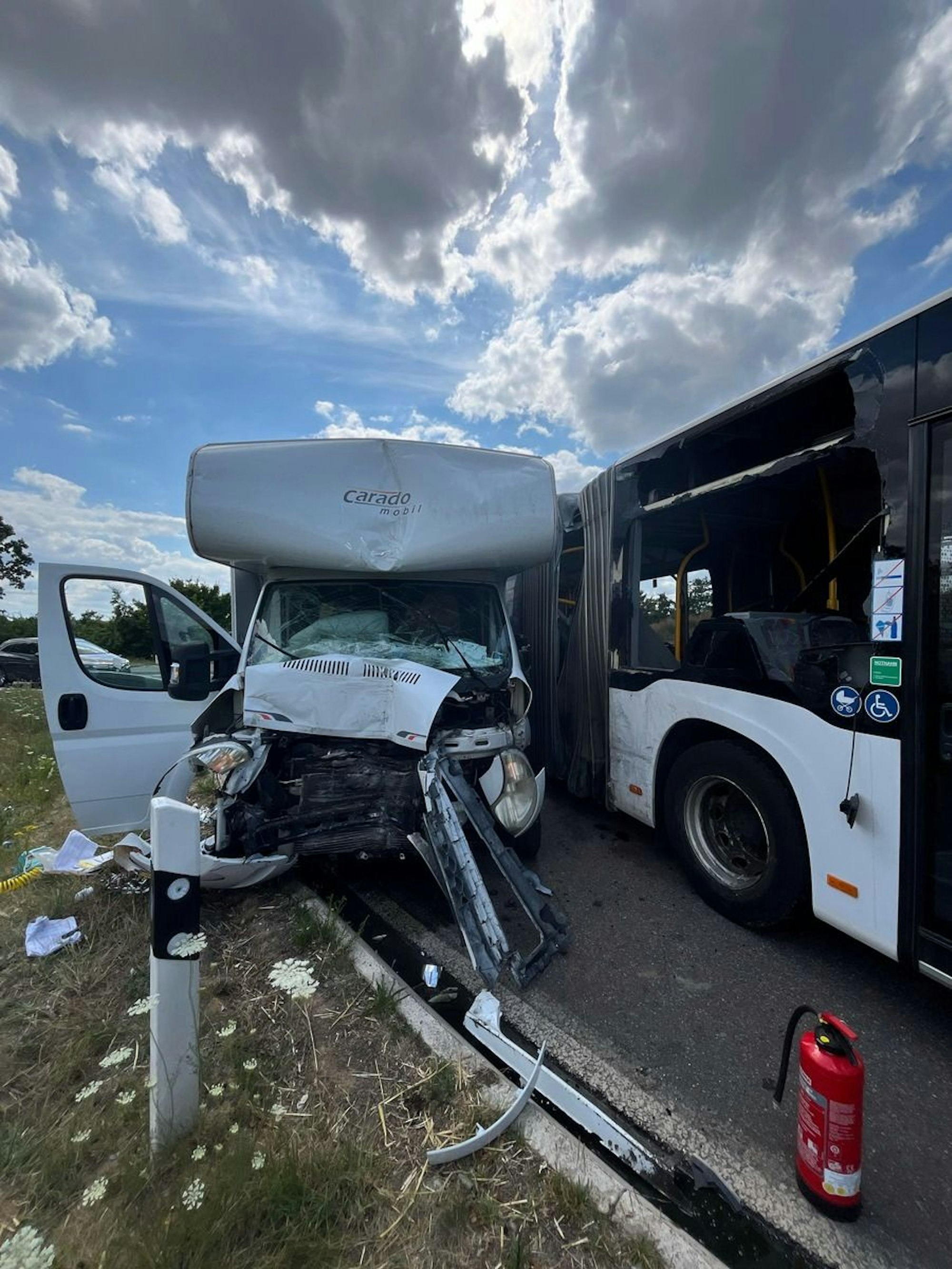 Unfallstelle mit einem beschädigten Schulbus und einem Wohnmobil in Vettweiß