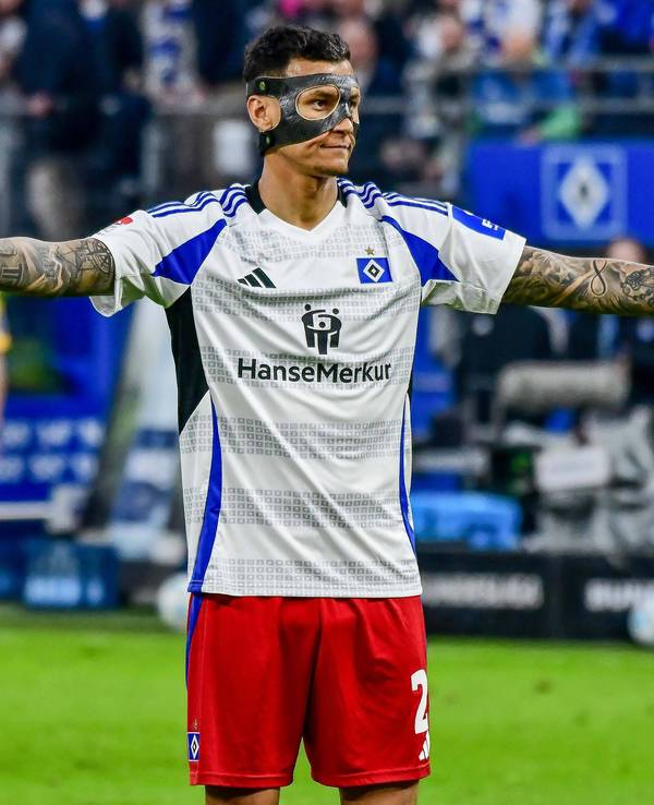 Davie Selke regt sich im HSV-Trikot auf.
