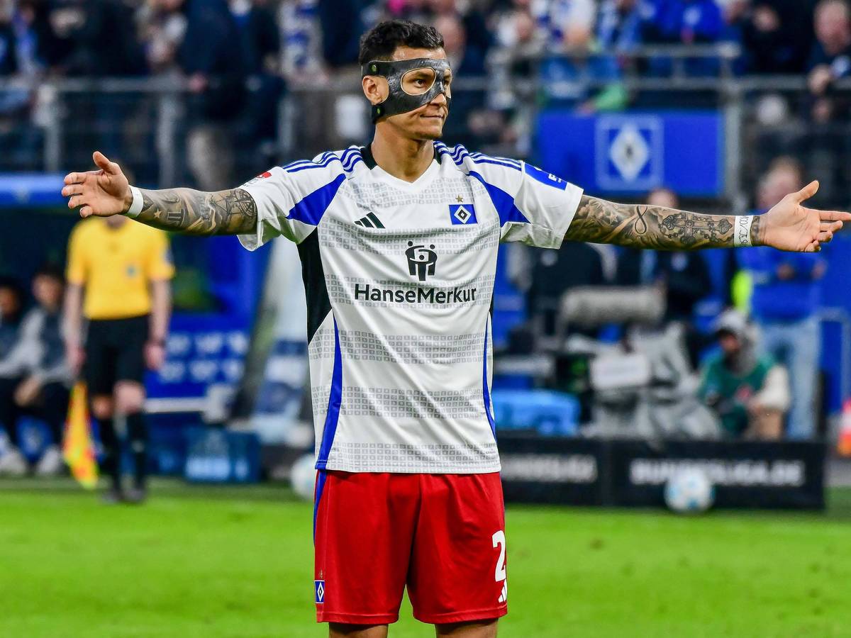Davie Selke regt sich im HSV-Trikot auf.