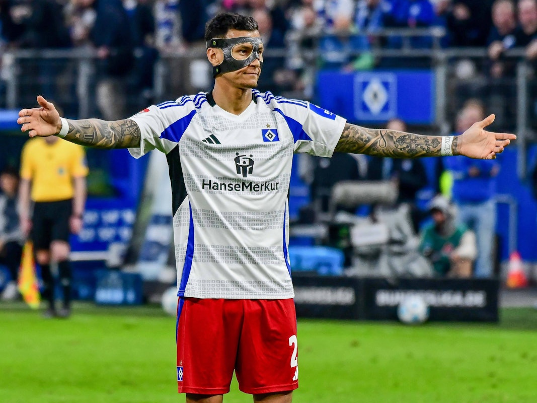Davie Selke regt sich im HSV-Trikot auf.