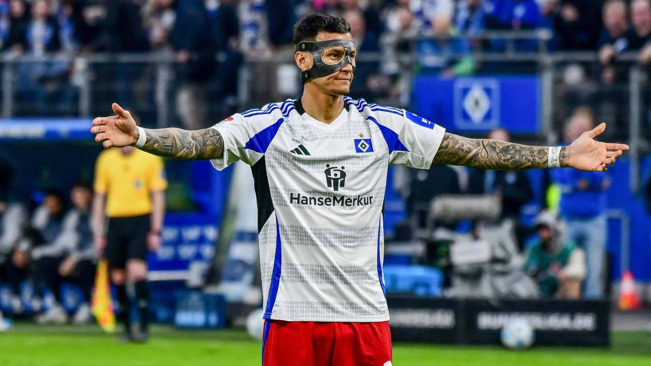 Davie Selke regt sich im HSV-Trikot auf.