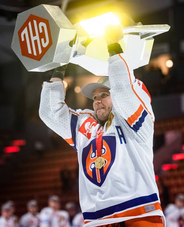 Valtteri Kemiläinen, hier nach dem Gewinn der Champions Hockey League, wechselt zu den Kölner Haien.
