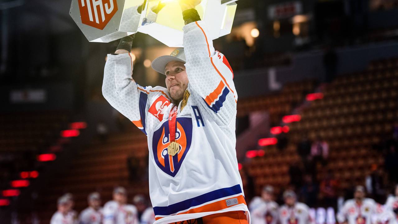 Valtteri Kemiläinen, hier nach dem Gewinn der Champions Hockey League, wechselt zu den Kölner Haien.