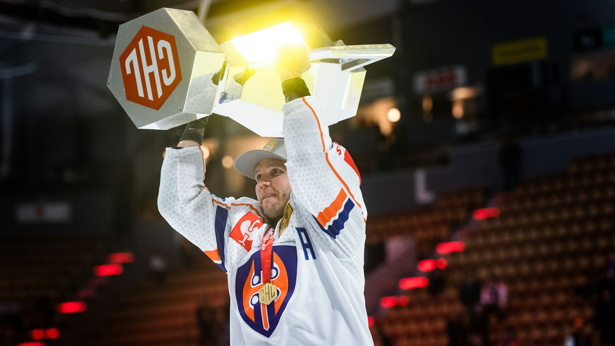 Valtteri Kemiläinen feiert mit der Trophäe der Champions Hockey League.