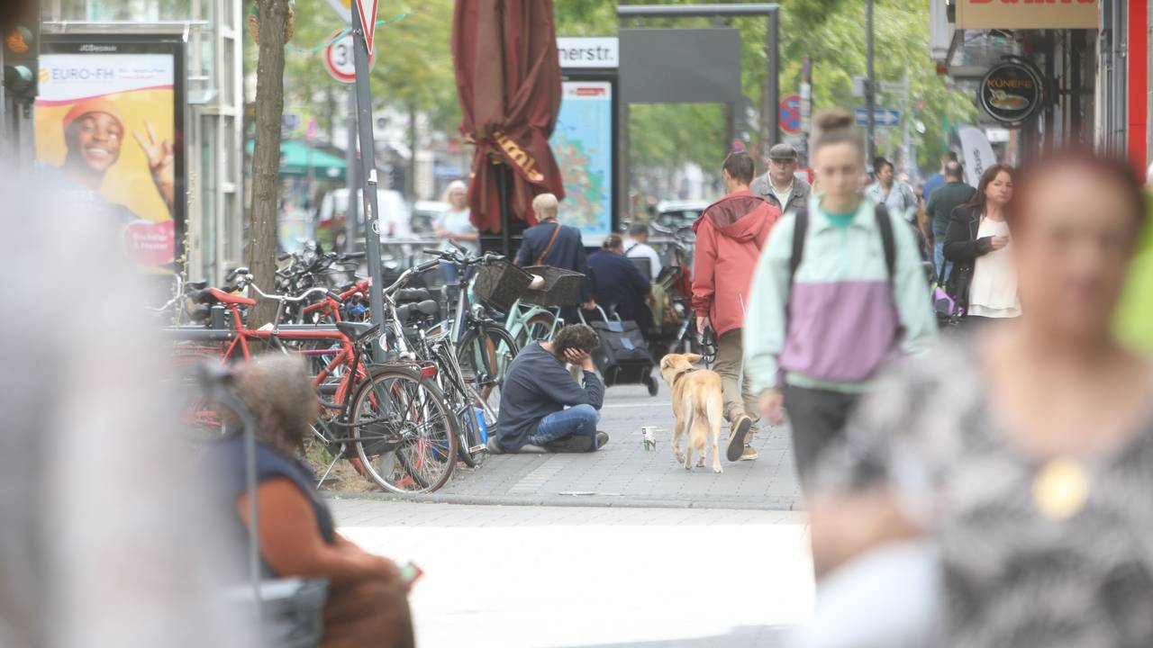 Teile der Crack-und Obdachlosenszene vom Neumarkt haben sich vor die Kirche St. Joseph auf der Venloer Straße in Ehrenfeld verlagert. Anwohner und Kirche bemängeln die Situation.