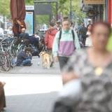 Teile der Crack-und Obdachlosenszene vom Neumarkt haben sich vor die Kirche St. Joseph auf der Venloer Straße in Ehrenfeld verlagert. Anwohner und Kirche bemängeln die Situation.