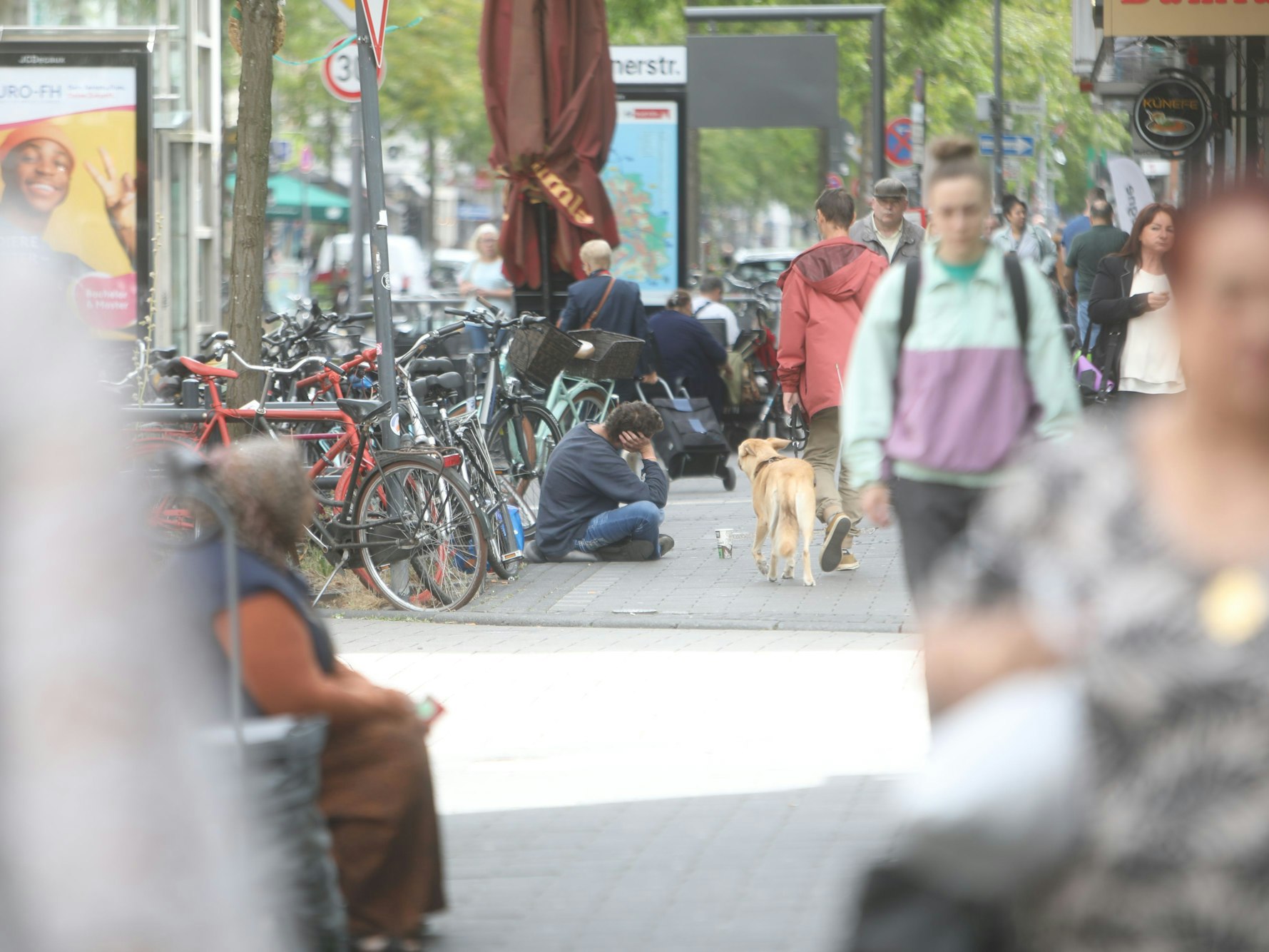 Teile der Crack-und Obdachlosenszene vom Neumarkt haben sich vor die Kirche St. Joseph auf der Venloer Straße in Ehrenfeld verlagert. Anwohner und Kirche bemängeln die Situation.