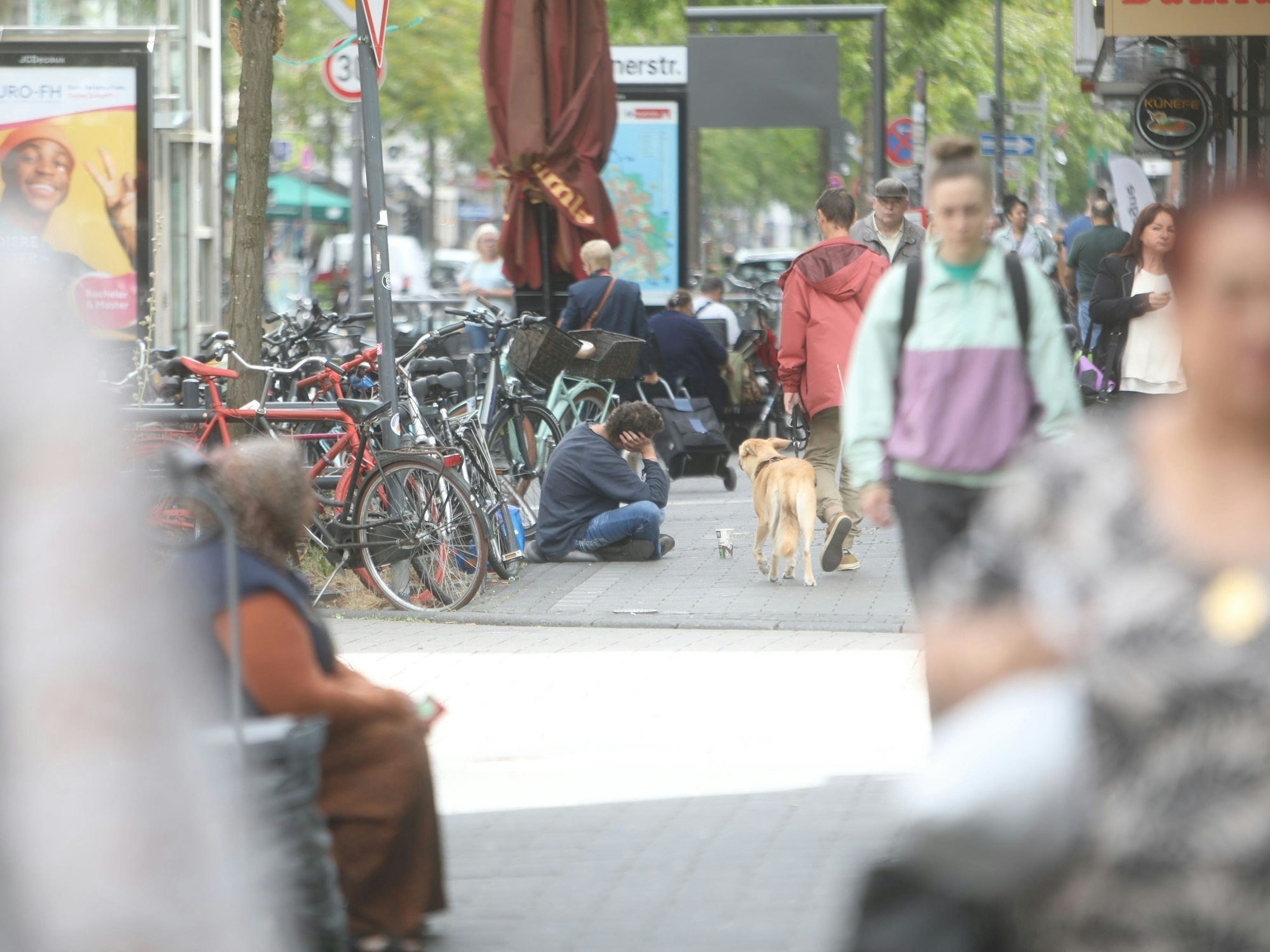 Teile der Crack-und Obdachlosenszene vom Neumarkt haben sich vor die Kirche St. Joseph auf der Venloer Straße in Ehrenfeld verlagert. Anwohner und Kirche bemängeln die Situation.