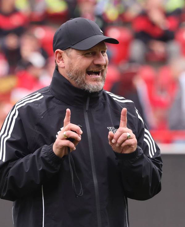 Steffen Baumgart hebt beide Zeigefinger im Union-Training.