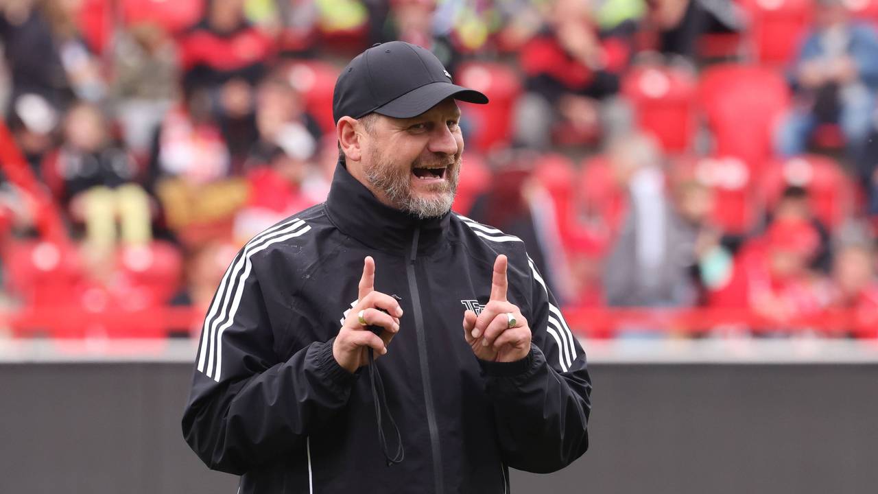 Steffen Baumgart hebt beide Zeigefinger im Union-Training.