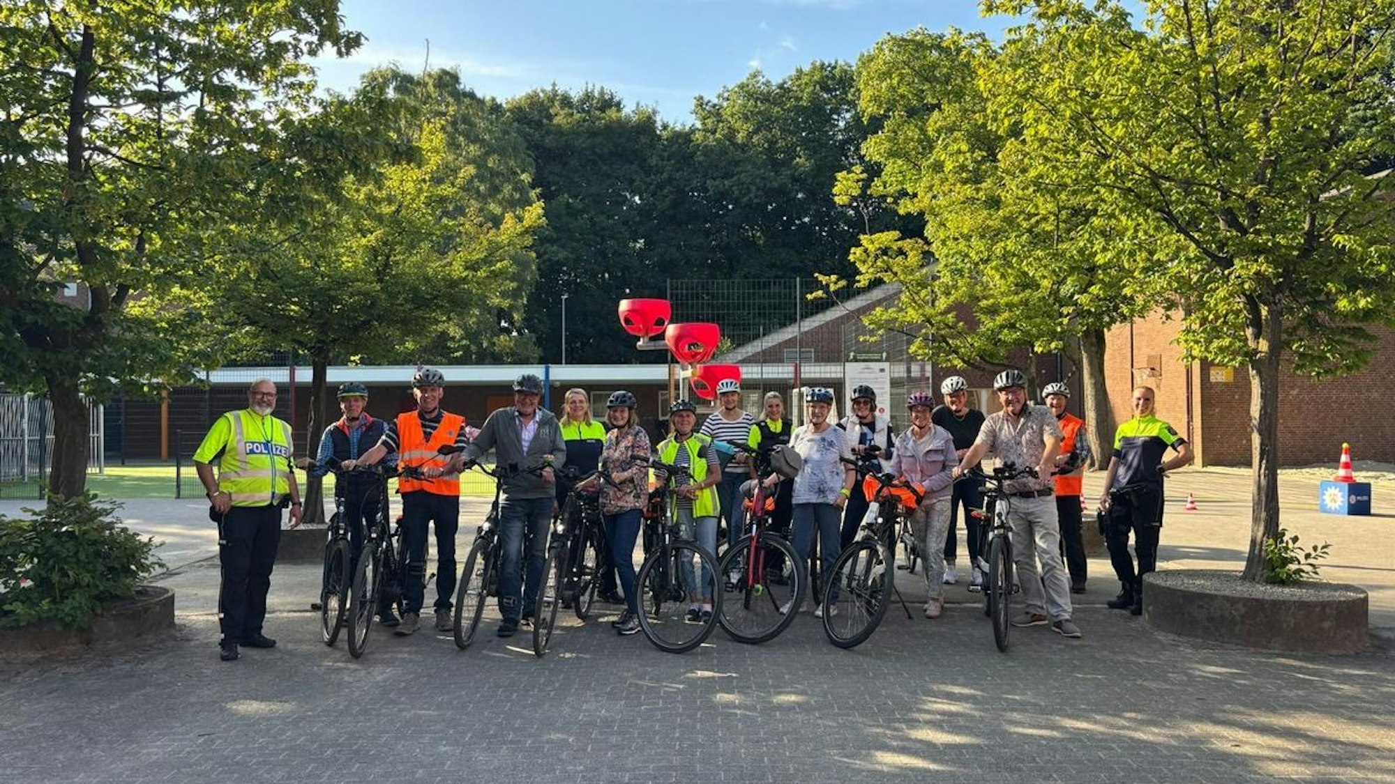 Ein Polizist gibt Anweisungen bei einem Pedelec-Sicherheitstraining.