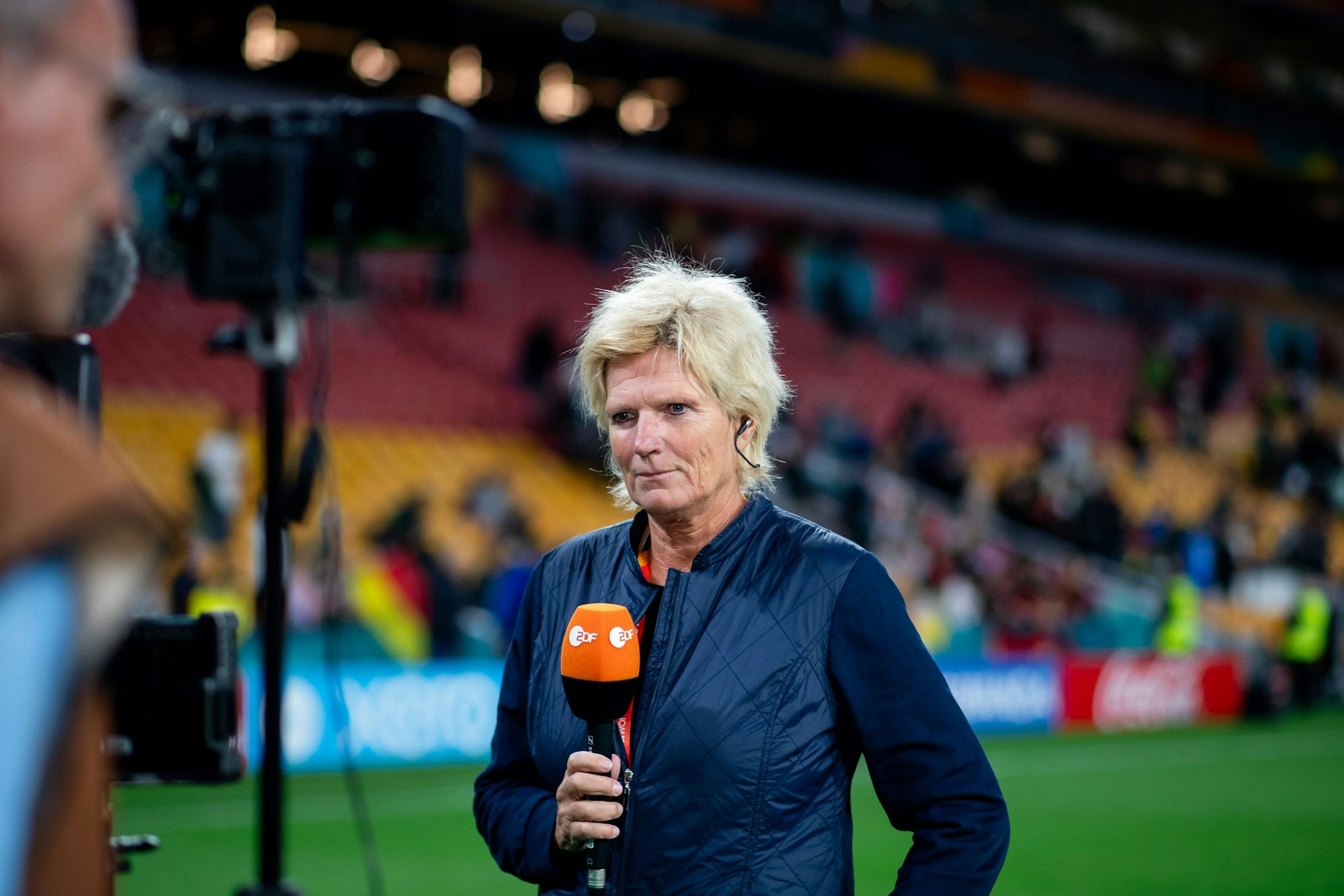 ZDF-Kommentatorin Claudia Neumann am 3. August 2023 beim WM-Spiel der DFB-Frauen gegen Südkorea.