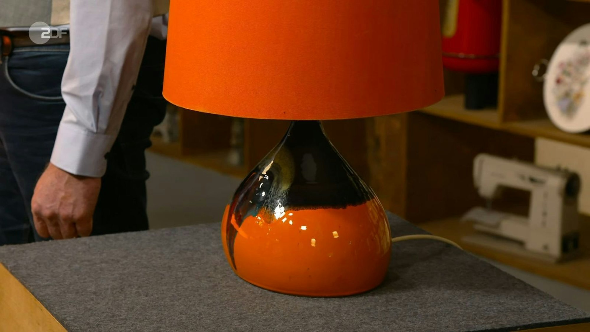 Die Leuchte aus den 1960er-Jahren mit einem Keramiksockel von Rosenthal nach dem Design von Björn Wiinblad war 200 bis 250 Euro wert. Jan Cizek bezahlte 200 Euro dafür.
(Bild: ZDF)