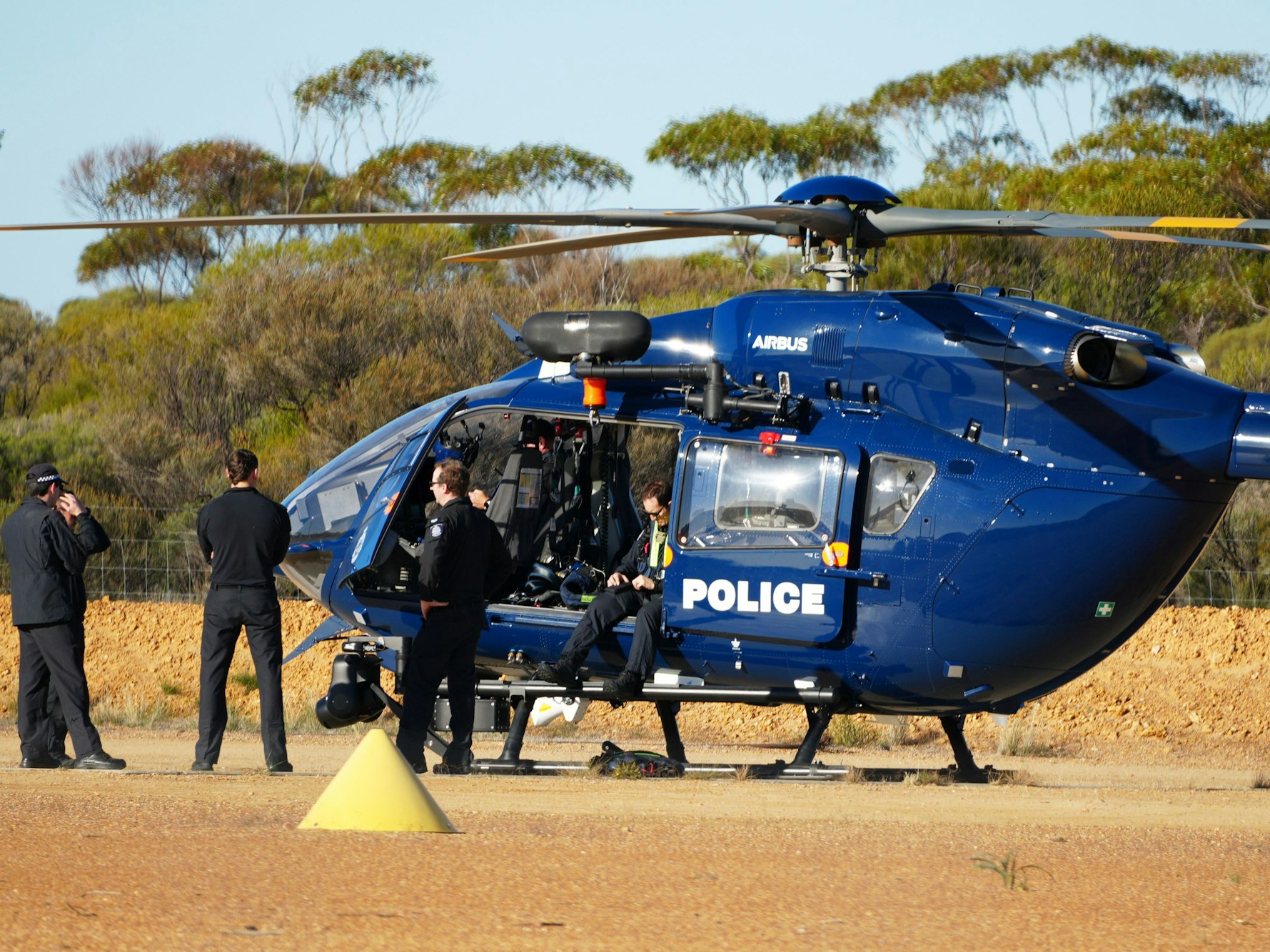Die Polizei wartet bei einem Hubschrauber im Rahmen einer Suchaktion nach der vermissten deutschen Rucksacktouristin Carolina.