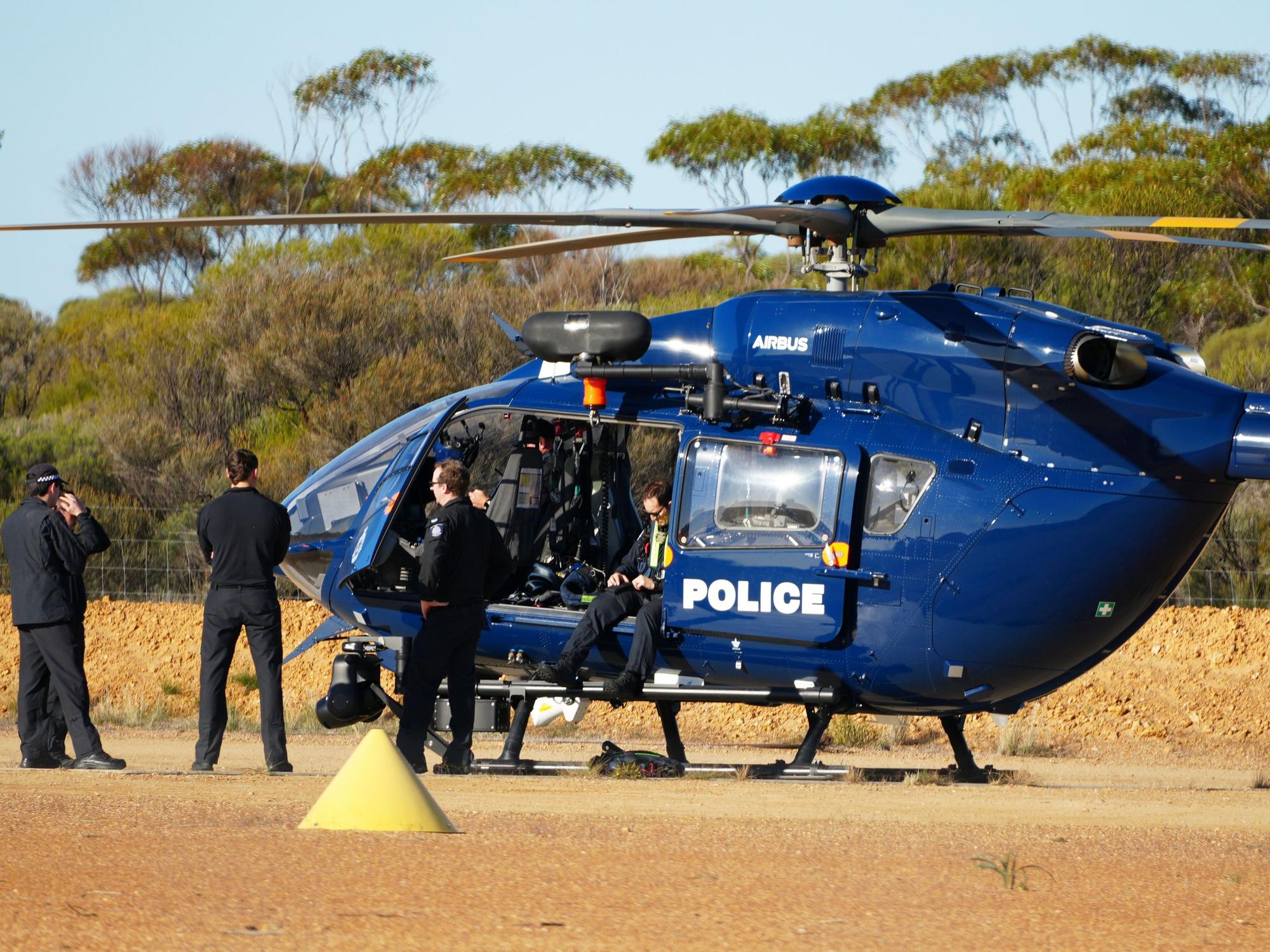 Die Polizei wartet bei einem Hubschrauber im Rahmen einer Suchaktion nach der vermissten deutschen Rucksacktouristin Carolina.