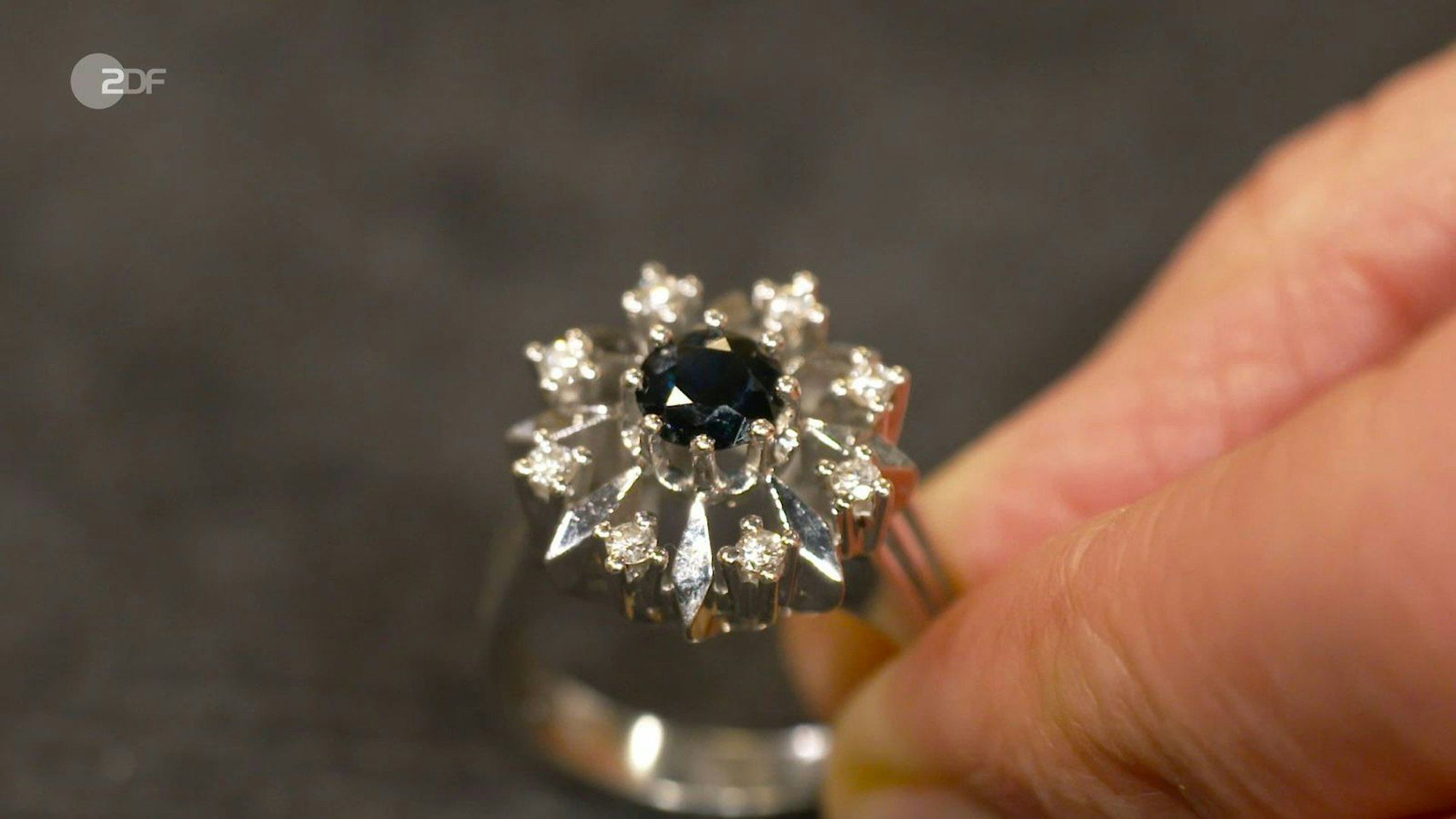 Der Weißgold-Ring mit Brillanten und einem Saphir aus den 1970er-Jahren war 600 bis 700 Euro wert. Walter Lehnertz kaufte das Schmuckstück für 680 Euro.
(Bild: ZDF)