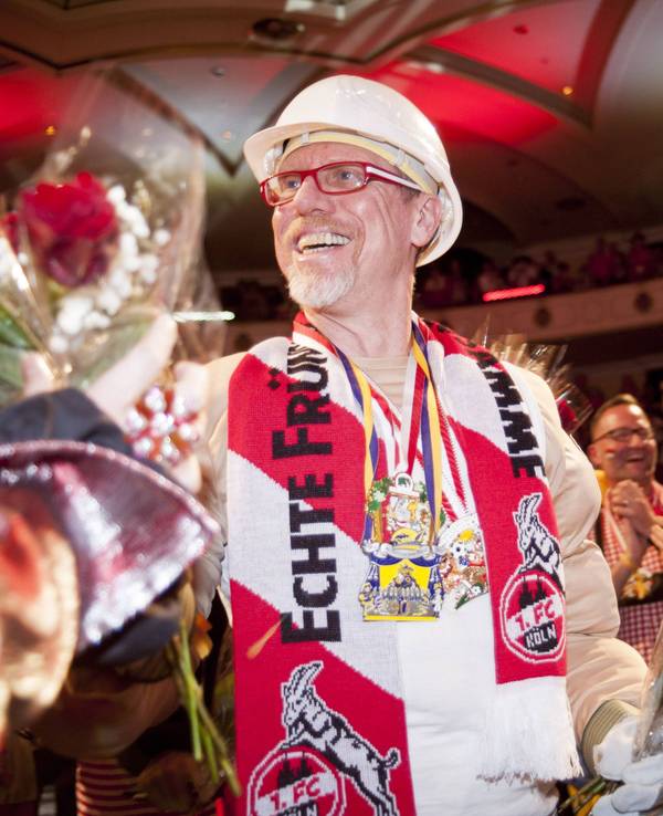 Peter Stöger verteilt im Kölner Karneval Blumen.