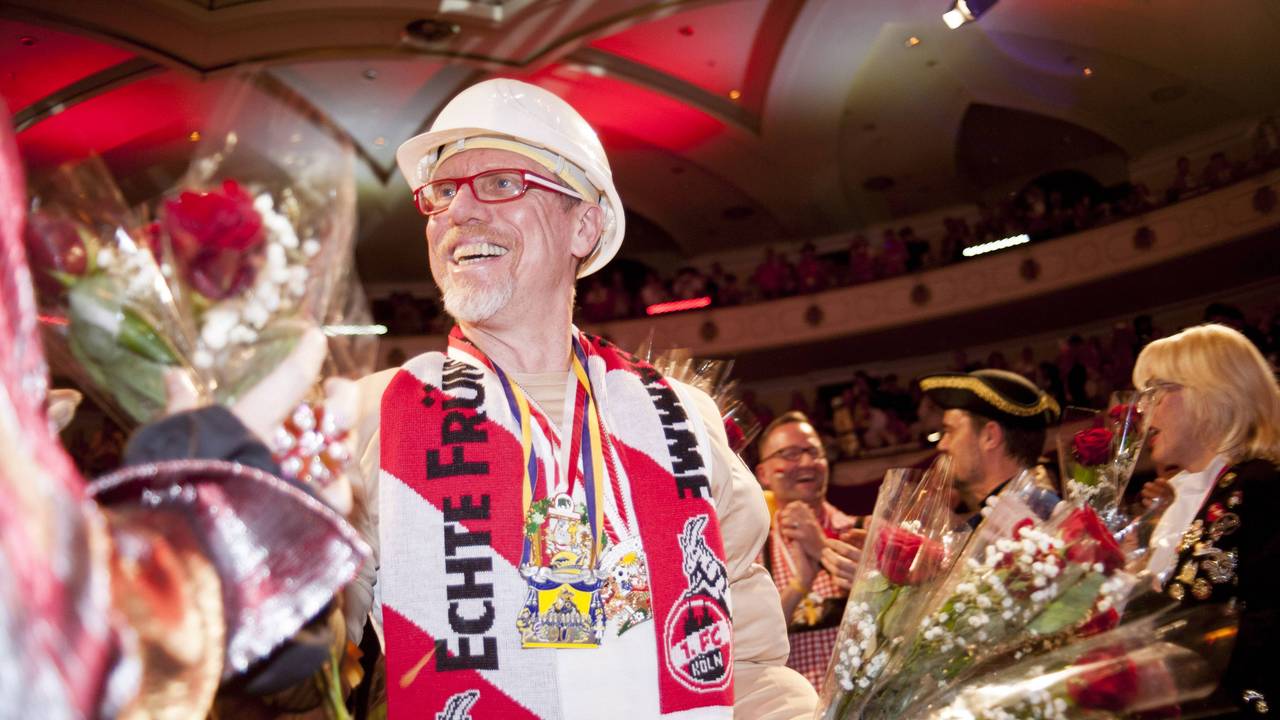 Peter Stöger verteilt im Kölner Karneval Blumen.