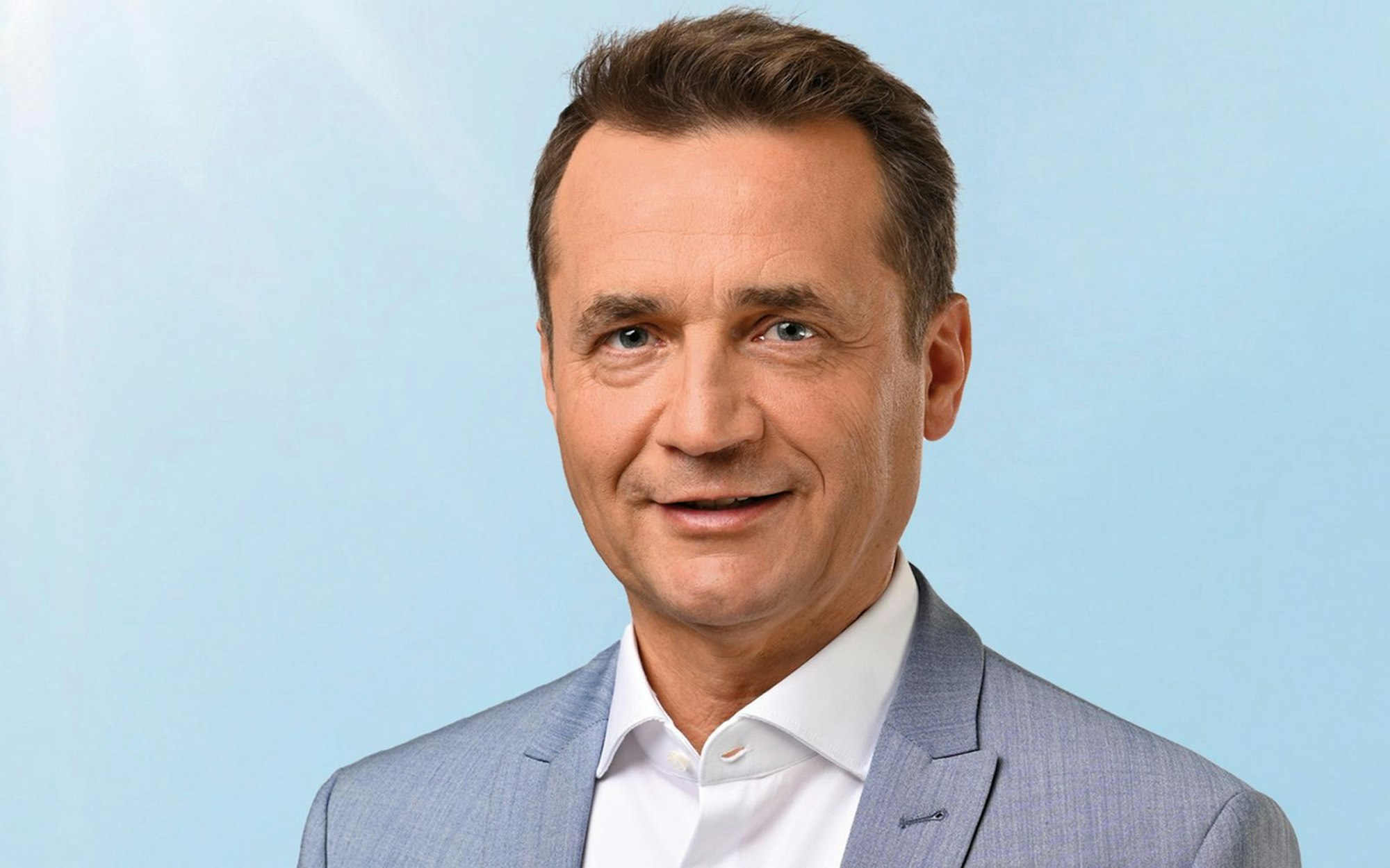 Frisst die KI den Job des Wettermannes und der Wetterfrau auf? Donald Bäcker erwartet für die Zukunft wenig Gutes: „Ob wir als Berufsstand von KI profitieren, glaube ich nicht, weil man auch die Moderation des Wetters KI-animieren kann und keine Menschen mehr für die Wettervorhersage braucht. Im Radio wird das nachts schon gemacht.“ (Bild: HR/Sebastian Reimold)