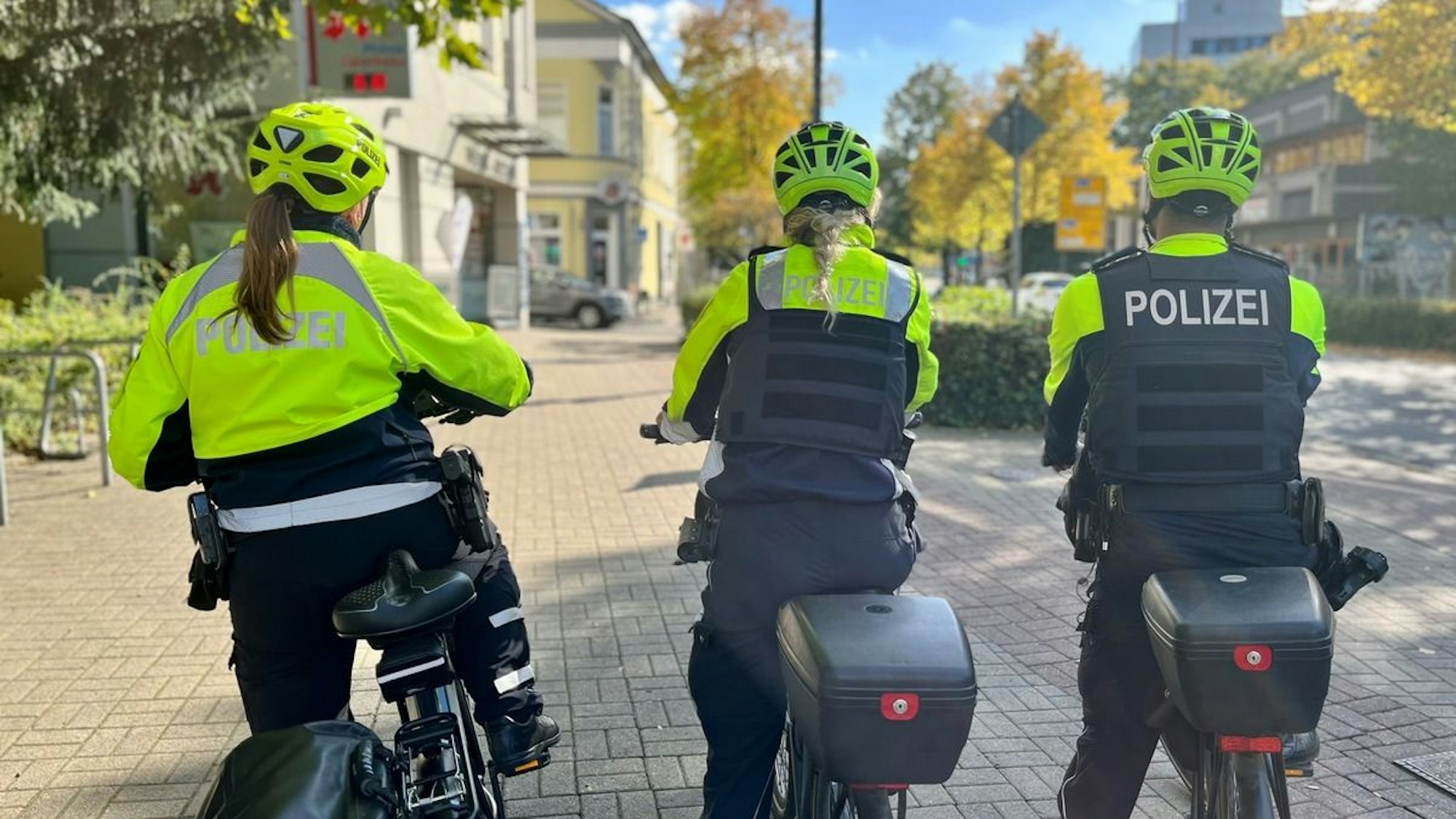 Polizisten und Polizistinnen stehen mit Fahrrädern an einem Informationsstand.