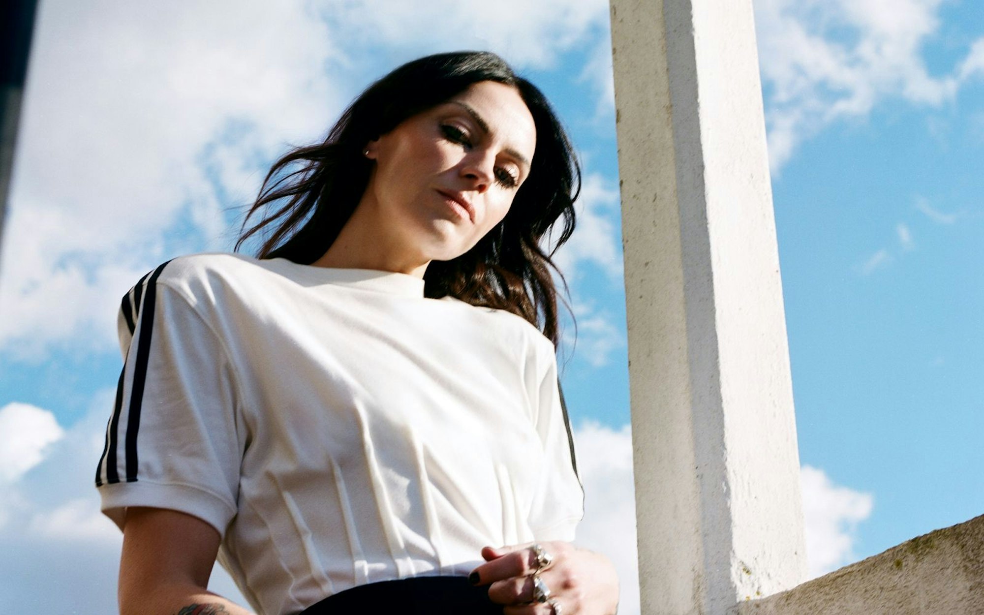 Vier Jahre nach ihrer letzten Single „Bridges“ und dem 4-Non-Blondes-Cover „What's Up?“ meldet sich Amy Macdonald endlich mit einem neuen Album zurück. Auf „Is This What You've Been Waiting For?“ bleibt sie dabei ihrem alten Stil treu. (Bild: Olivia Rose)