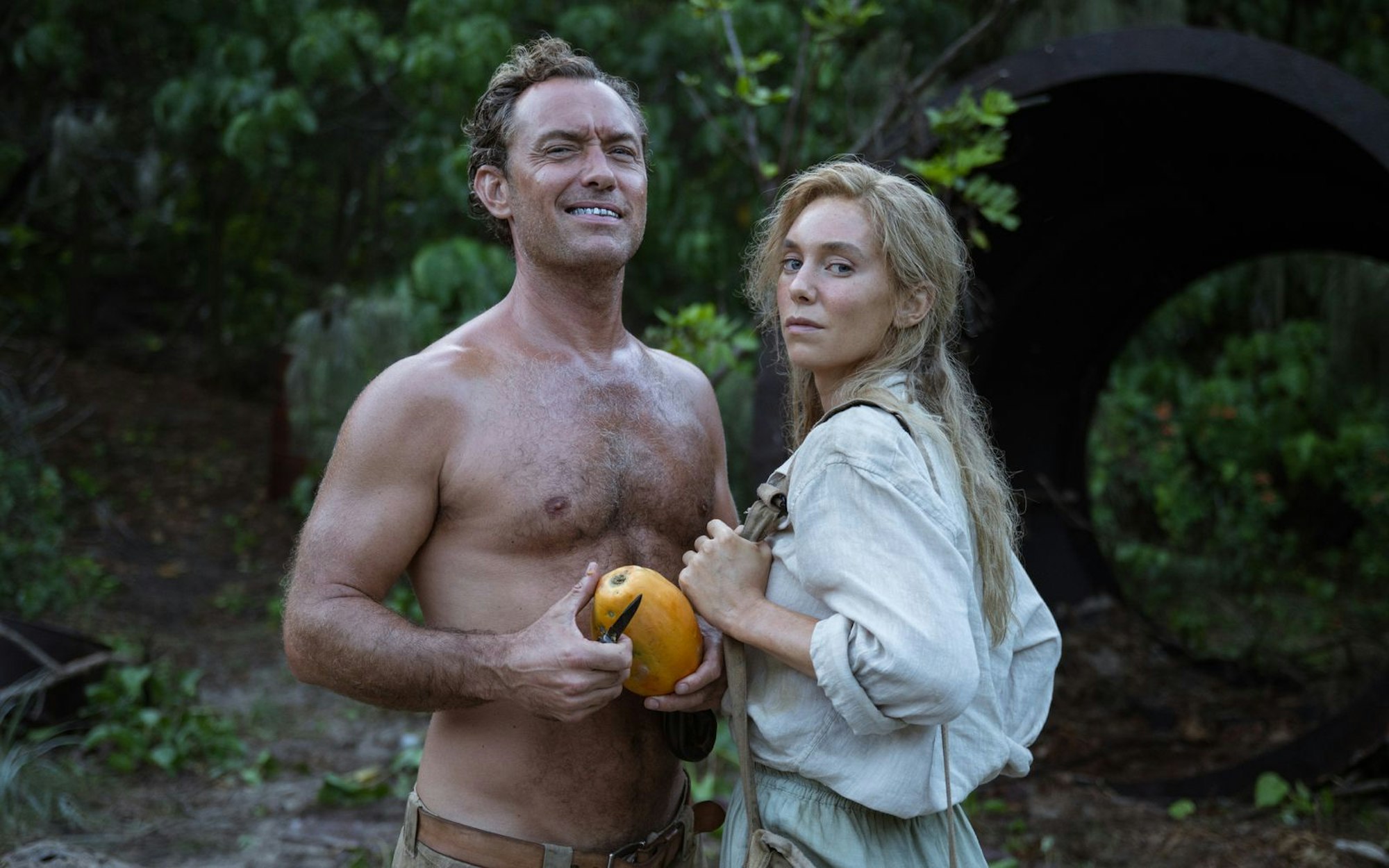Dr. Friedrich Ritter (Jude Law) und seine Geliebte Dora Strauch (Vanessa Kirby) suchen auf einer einsamen Galapagosinsel nach Wahrheit und Erlösung. Bis neue Nachbarn auftauchen, die ihren Traum vom Paradies gefährden. (Bild: Jasin Boland/Leonine)