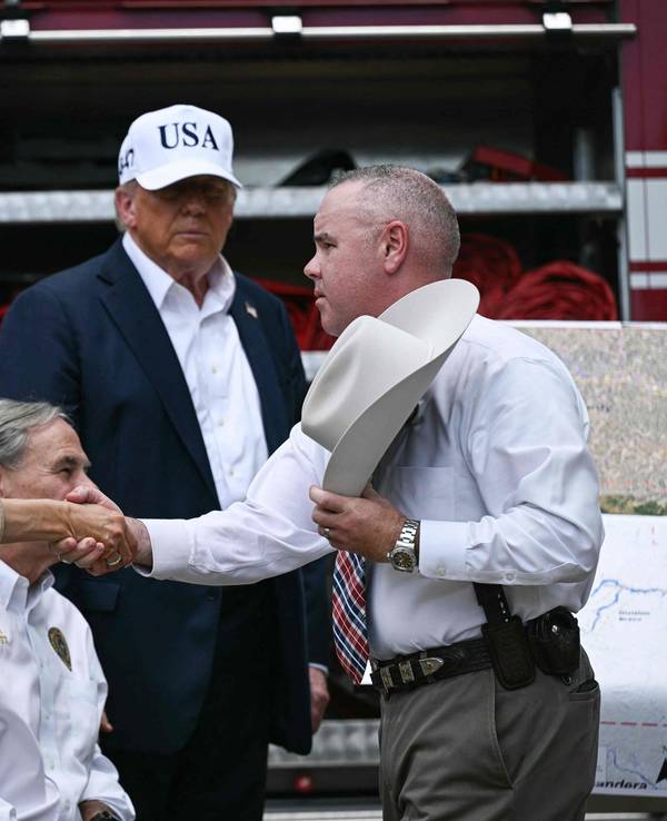 First Lady Melania Trump begrüßt den texanischen Gouverneur Greg Abbott (2L). Im Hintergrund US-Präsident Donald Trump.