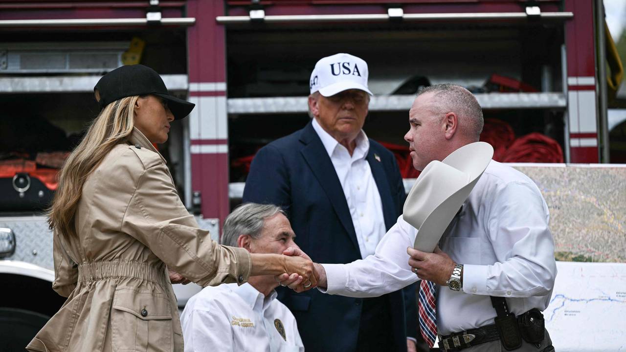First Lady Melania Trump begrüßt den texanischen Gouverneur Greg Abbott (2L). Im Hintergrund US-Präsident Donald Trump.