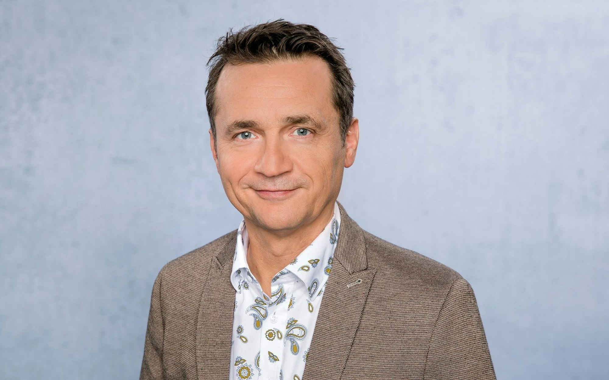Im Dezember 2025 feiert Wettermann Donald Bäcker Jubiläum beim ARD-Morgenmagazin - er ist seit 20 Jahren dabei. Der 1968 geborene Bäcker ist kein Show-Typ, sondern er erklärt präzise und verständlich, wie Wetter und Wettervorhersage funktionieren. (Bild: WDR/Annika Fußwinkel)