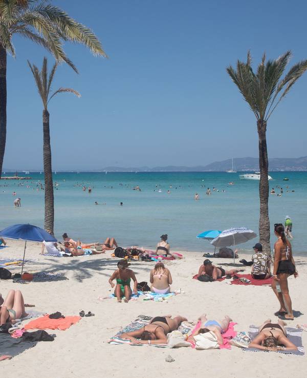 Menschen schwimmen und sonnen sich am Strand von Arenal auf Mallorca. +++ dpa-Bildfunk +++