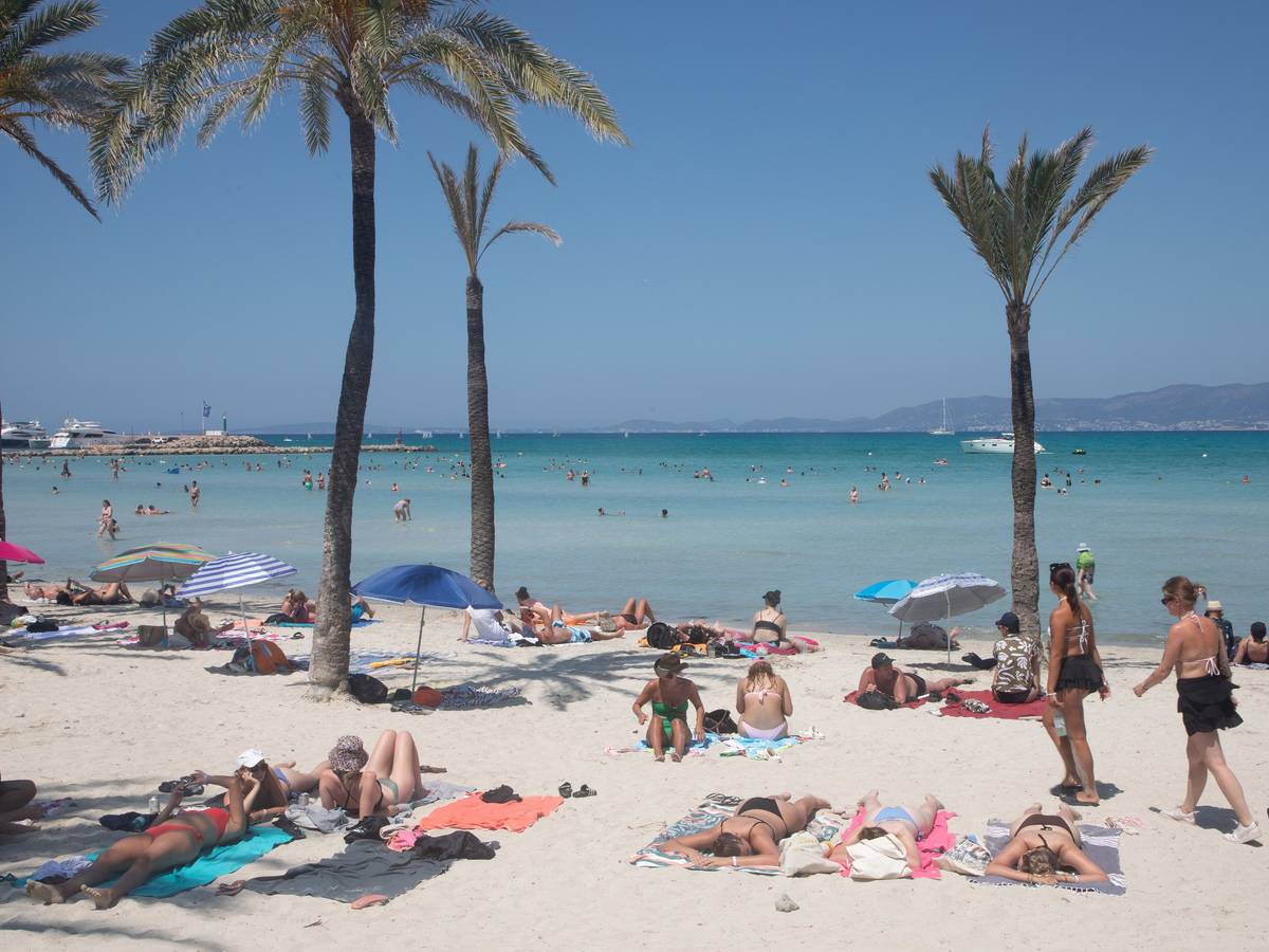 Menschen schwimmen und sonnen sich am Strand von Arenal auf Mallorca. +++ dpa-Bildfunk +++