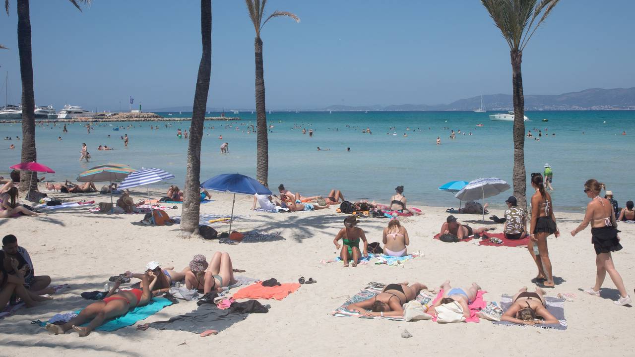 Menschen schwimmen und sonnen sich am Strand von Arenal auf Mallorca. +++ dpa-Bildfunk +++