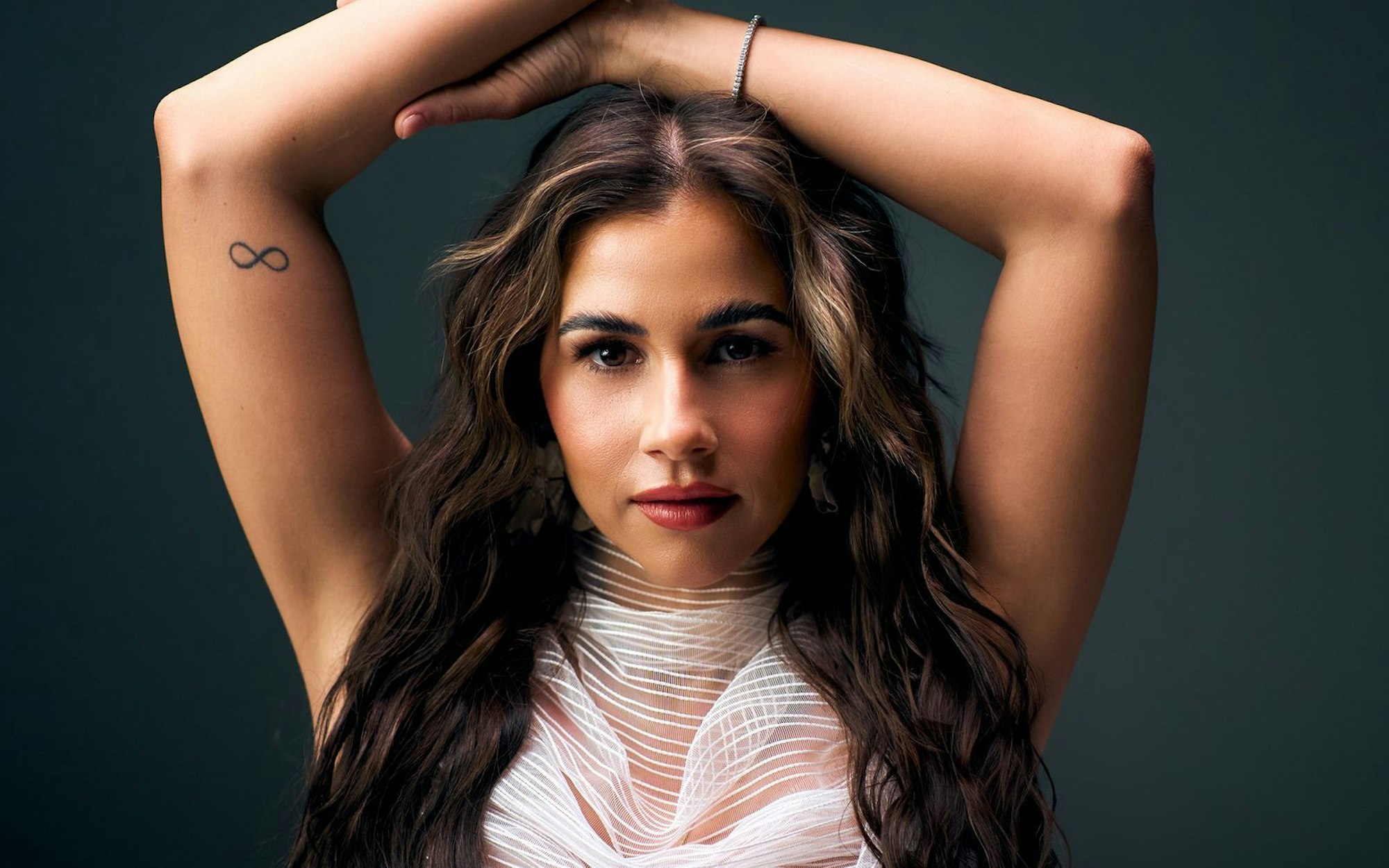 Sie sang erst auf Englisch, dann auf Deutsch, jetzt singt sie auf Englisch und auf Deutsch: Sarah Engels veröffentlicht Ende August ihr neues Doppelalbum „Strong Girls Club“. (Bild: Marcel Brell)