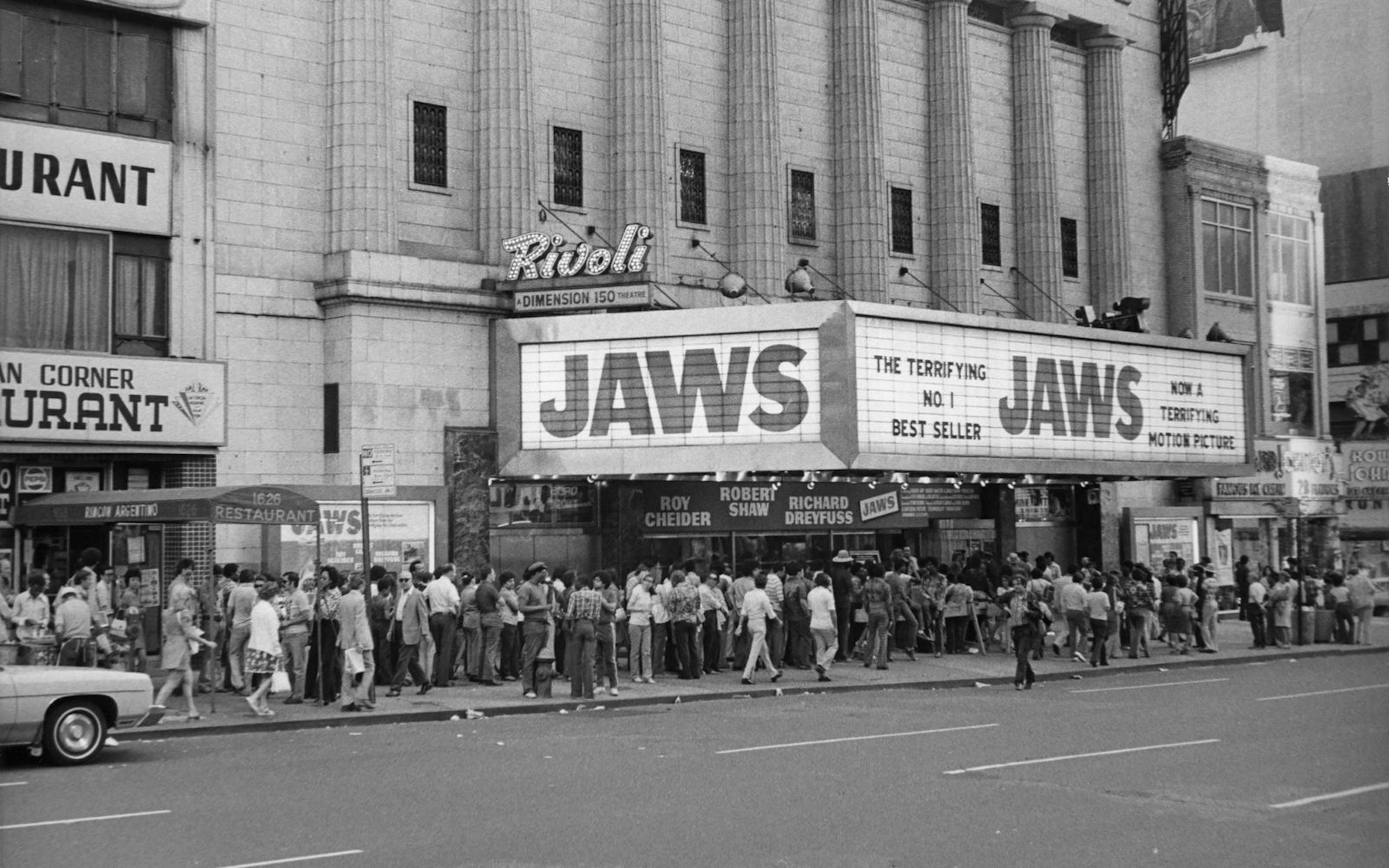 So was gab's noch nie. „Jaws“ war der erste Blockbuster der Filmgeschichte. Der Veröffentlichung 1975 folgte die „Jawsmania“, sodass der Film innerhalb von 14 Tagen alle Produktionskosten wieder eingespielt hatte. Bis heute wurden mit dem Film allein weltweit knapp eine halbe Milliarde Dollar eingespielt. (Bild: Universal Studios Licensing LLC)