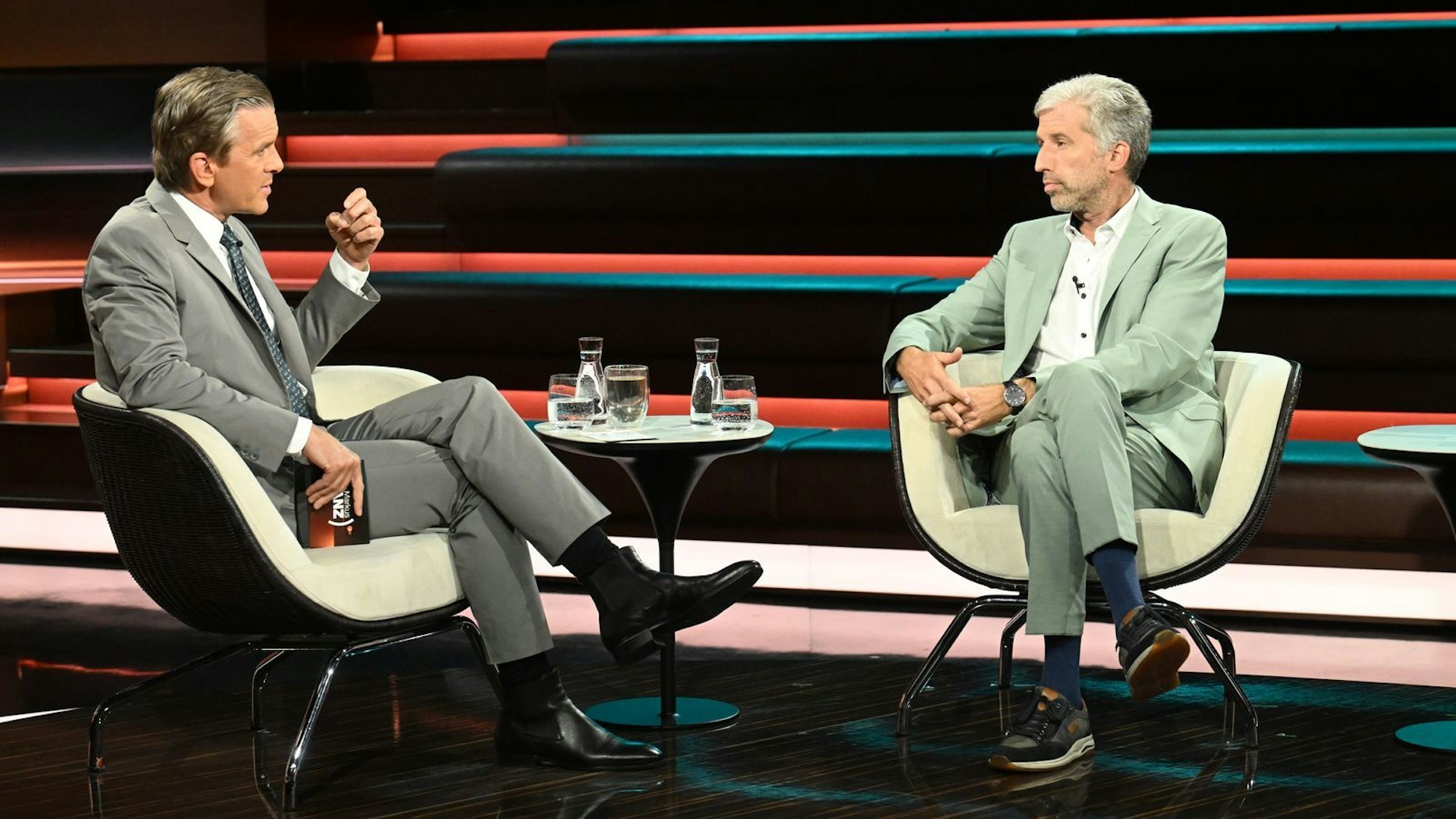 Im Gespräch mit Markus Lanz (links) setzte sich Boris Palmer für eine kostengünstigere Klimapolitik in Deutschland ein. (Bild: ZDF / Cornelia Lehmann)