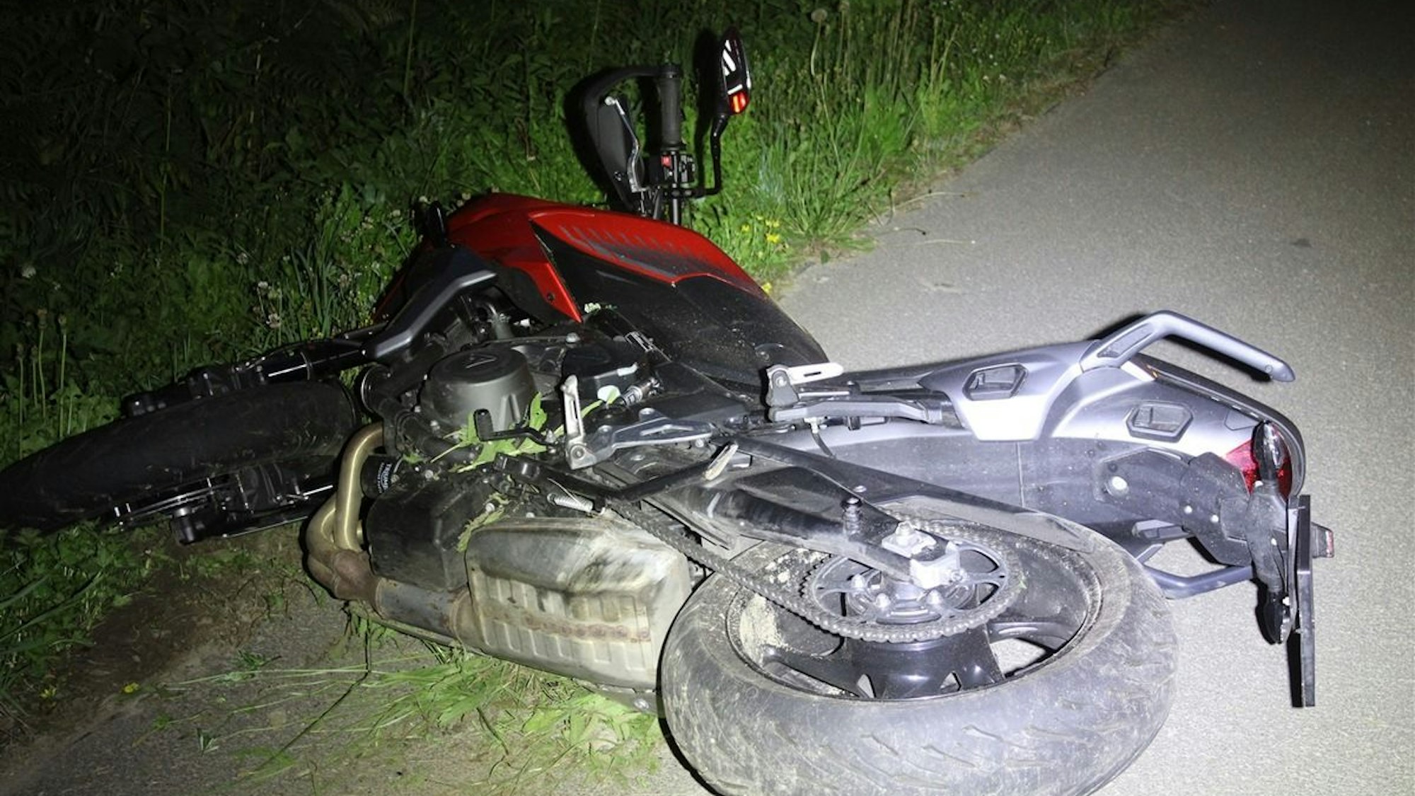 Motorradfahrer verletzt sich schwer bei Alleinunfall in Overath auf der Kreisstraße 38.
