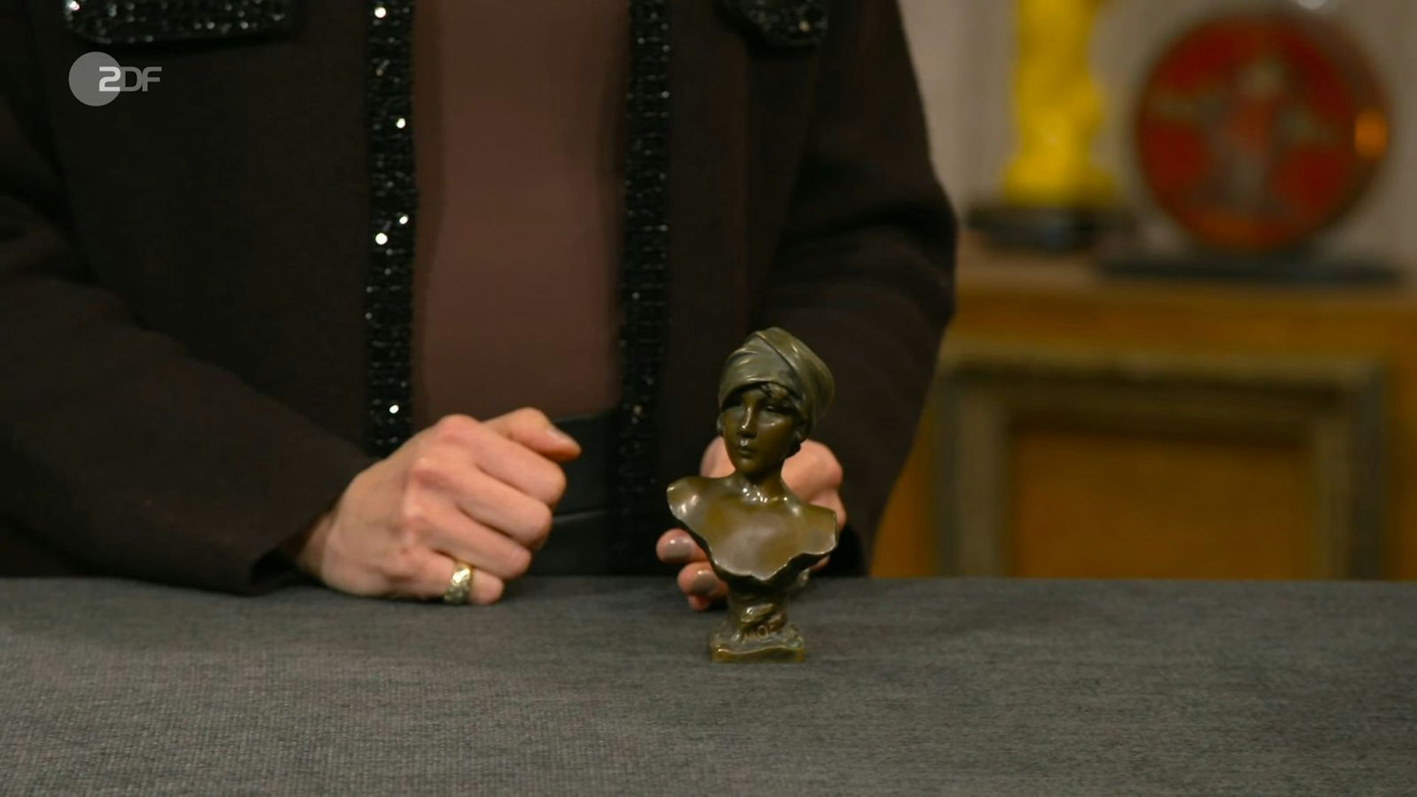 Die kleine Bronze-Büste „Moe“ von Edouard Villanis aus der Zeit zwischen 1880 und 1910 hatte einen Schätzwert von 200 bis 350 Euro. Liza Kielon gab 350 Euro aus.
(Bild: ZDF)