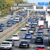 Fahrzeuge stauen sich am Leverkusener Kreuz.