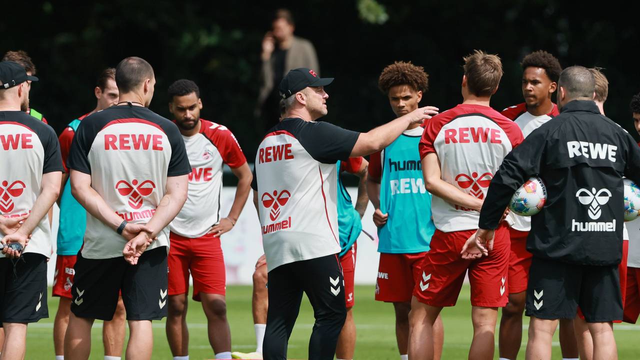 Lukas Kwasniok beim 1. FC Köln auf dem Trainingsplatz.