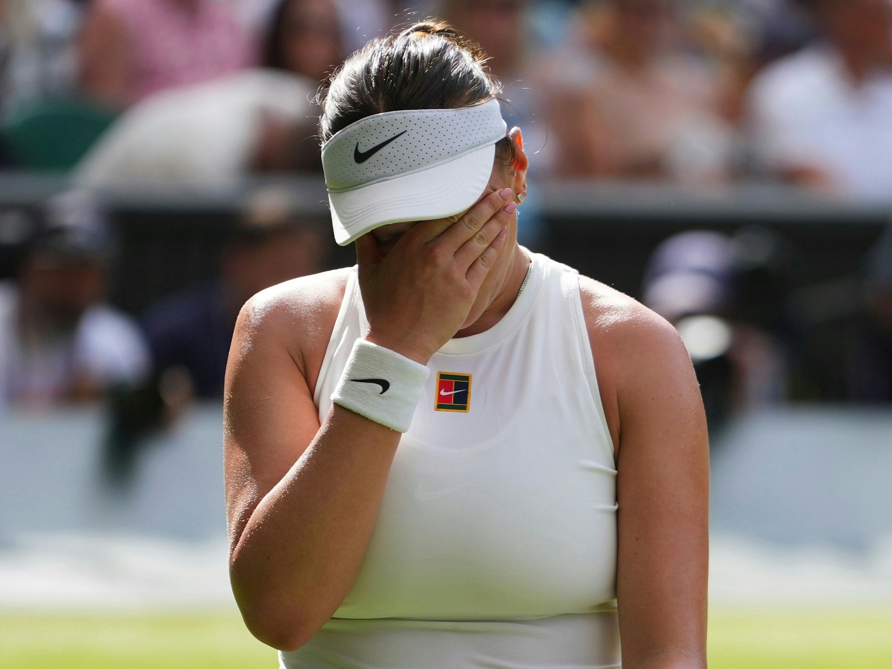 Amanda Anisimova legt enttäuscht ihre Hand auf ihr Gesicht.