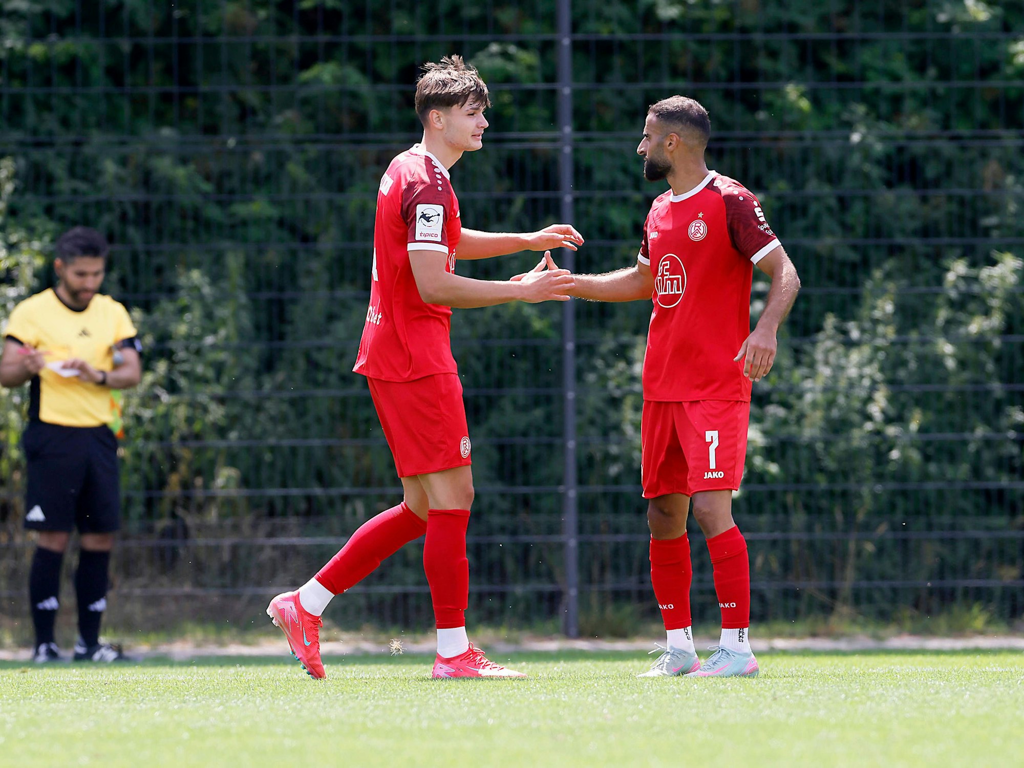 Jaka Cuber Potocnik jubelt mit Ramin Safi über seinen Treffer für Rot-Weiss Essen im Testspiel gegen Fortuna Köln.