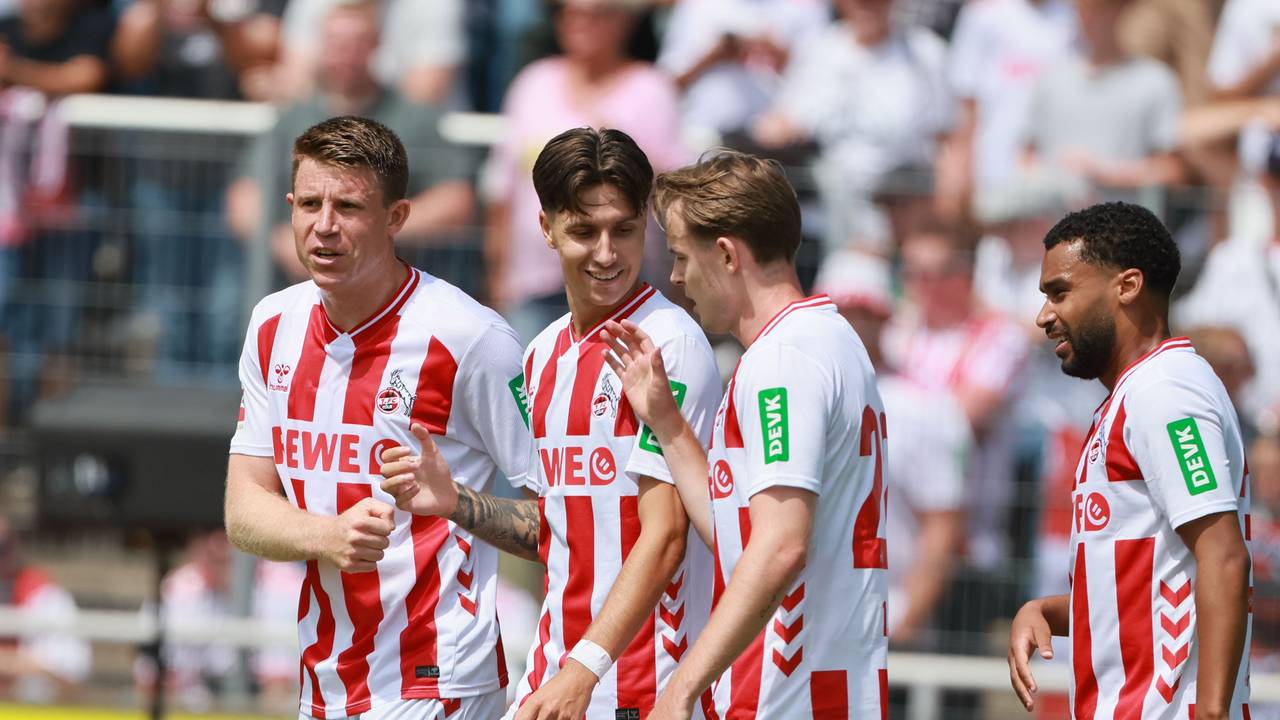 Dominique Heintz, Denis Huseinbasic, Jakob Christensen und Linton Maina (v.l.) am 12. Juli 2025 beim Testspiel des 1. FC Köln in Bergisch Gladbach.