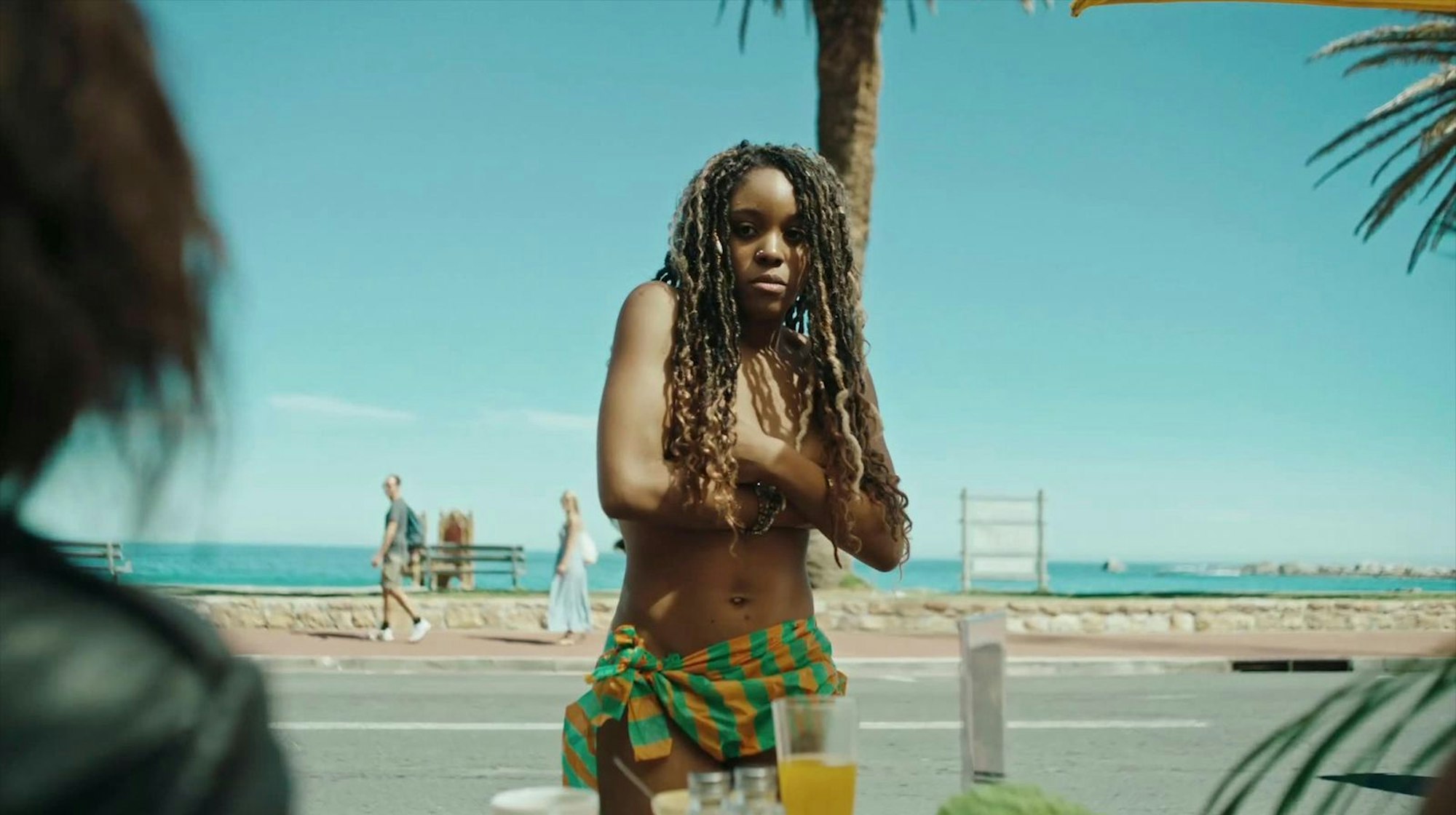 Nina (Amara Okereke) ist nackt und ausgeraubt am Strand von Kapstadt aufgewacht und braucht jetzt nicht Spott, sondern Hilfe. (Bild: SWR/Both Worlds Produktion)