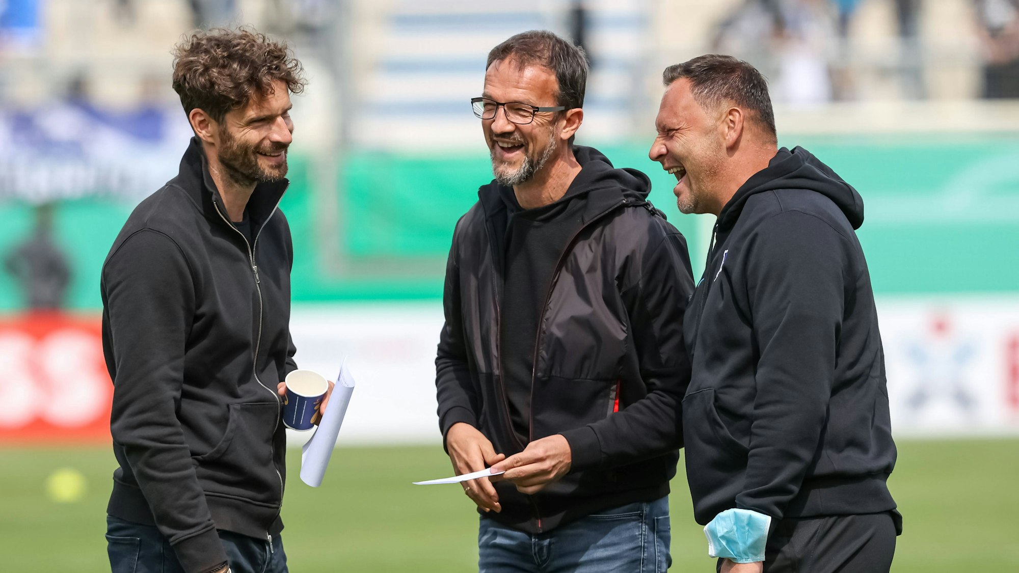 Pal Dardai (r.) mit Fredi Bobic und Arne Friedrich scherzen vor dem Pokalspiel von Hertha BSC beim SV Meppen.