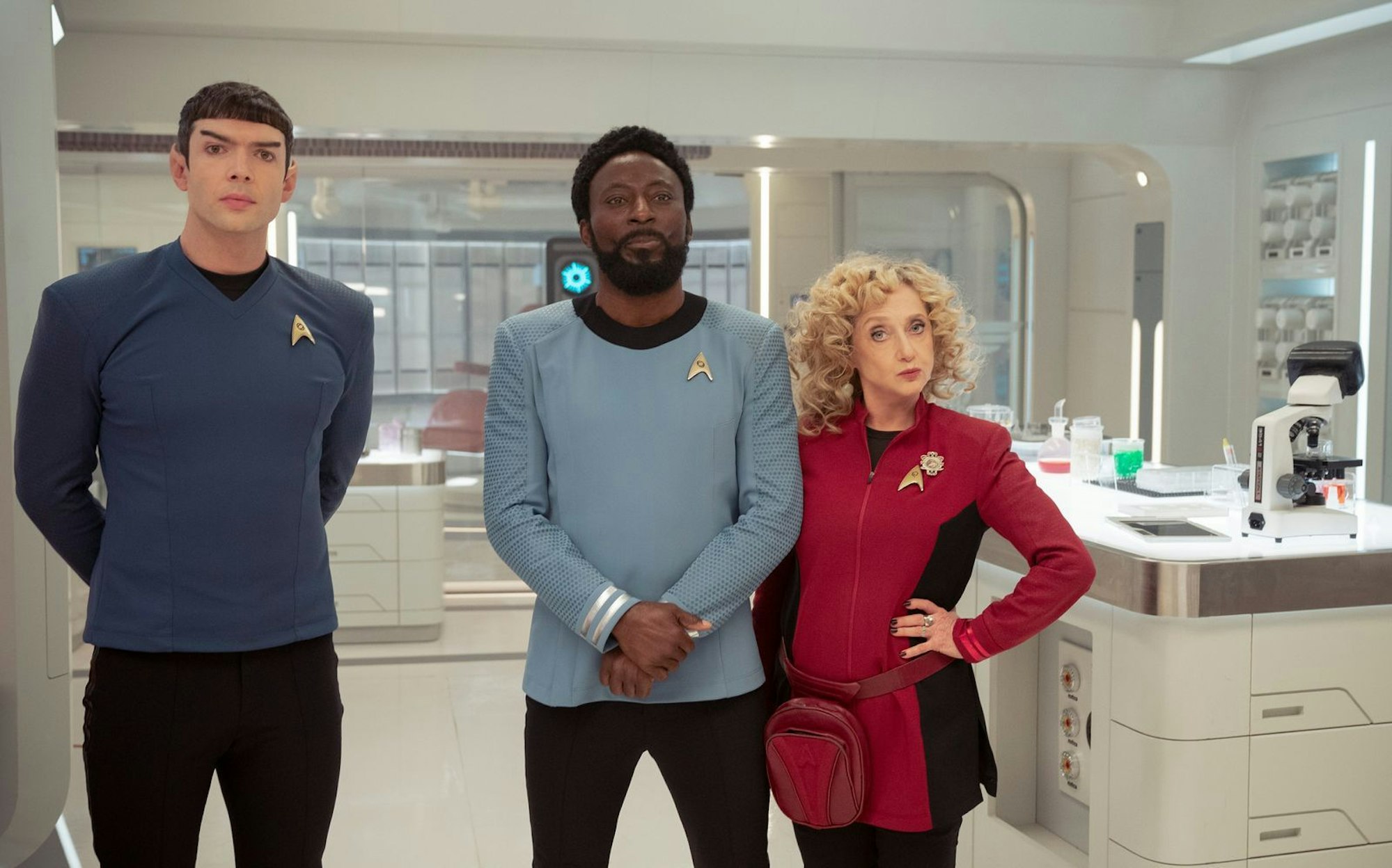Gespannt auf neue Welten in Staffel drei (von links): Ethan Peck als Spock, Babs Olusanmokun als M'Benga und Carol Kane als Pelia in „Star Trek: Strange New Worlds“. (Bild: Marni Grossman/Paramount+)